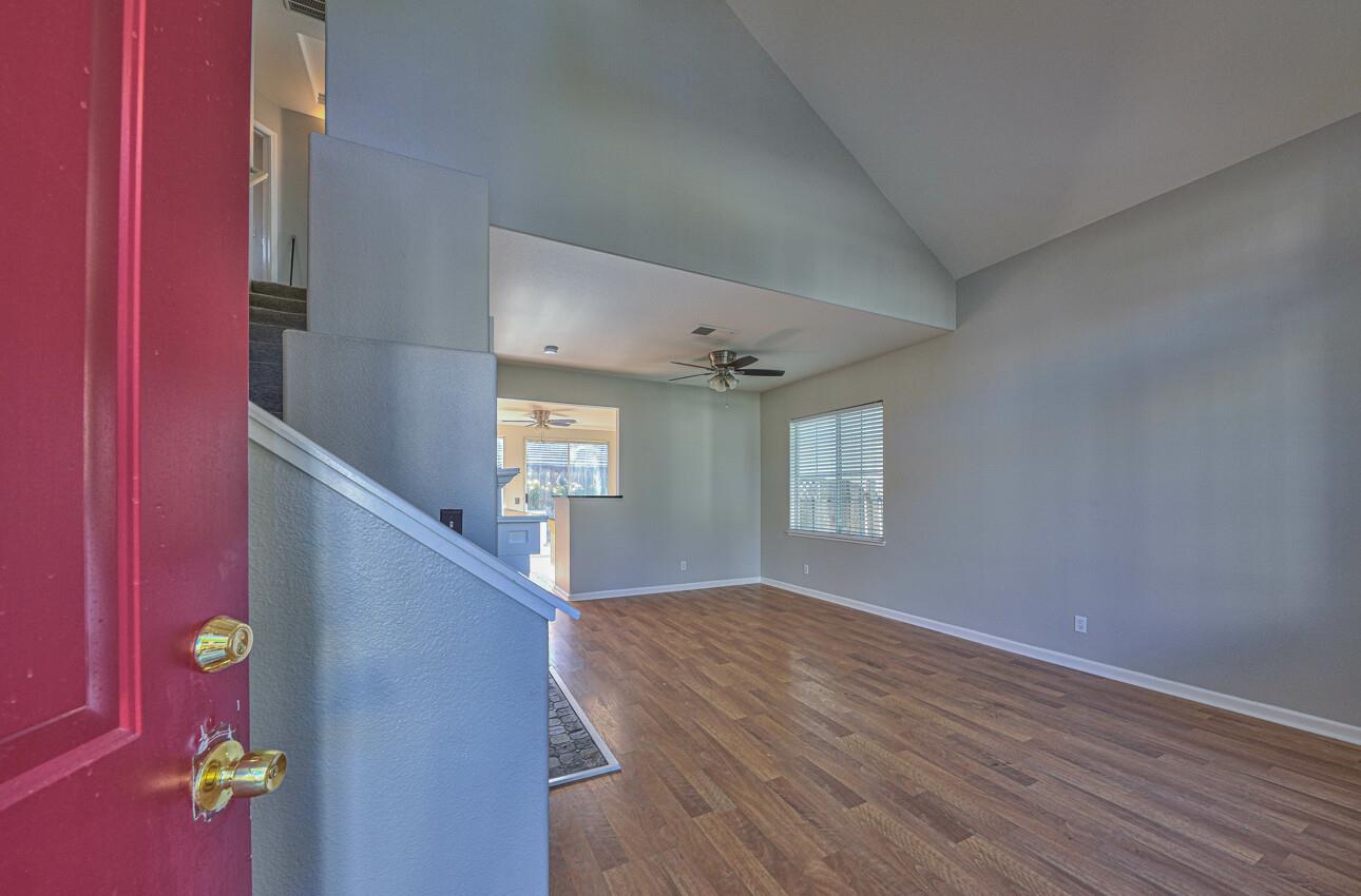 Detail Gallery Image 3 of 26 For 247 Holland Cir, Hollister,  CA 95023 - 3 Beds | 2/1 Baths