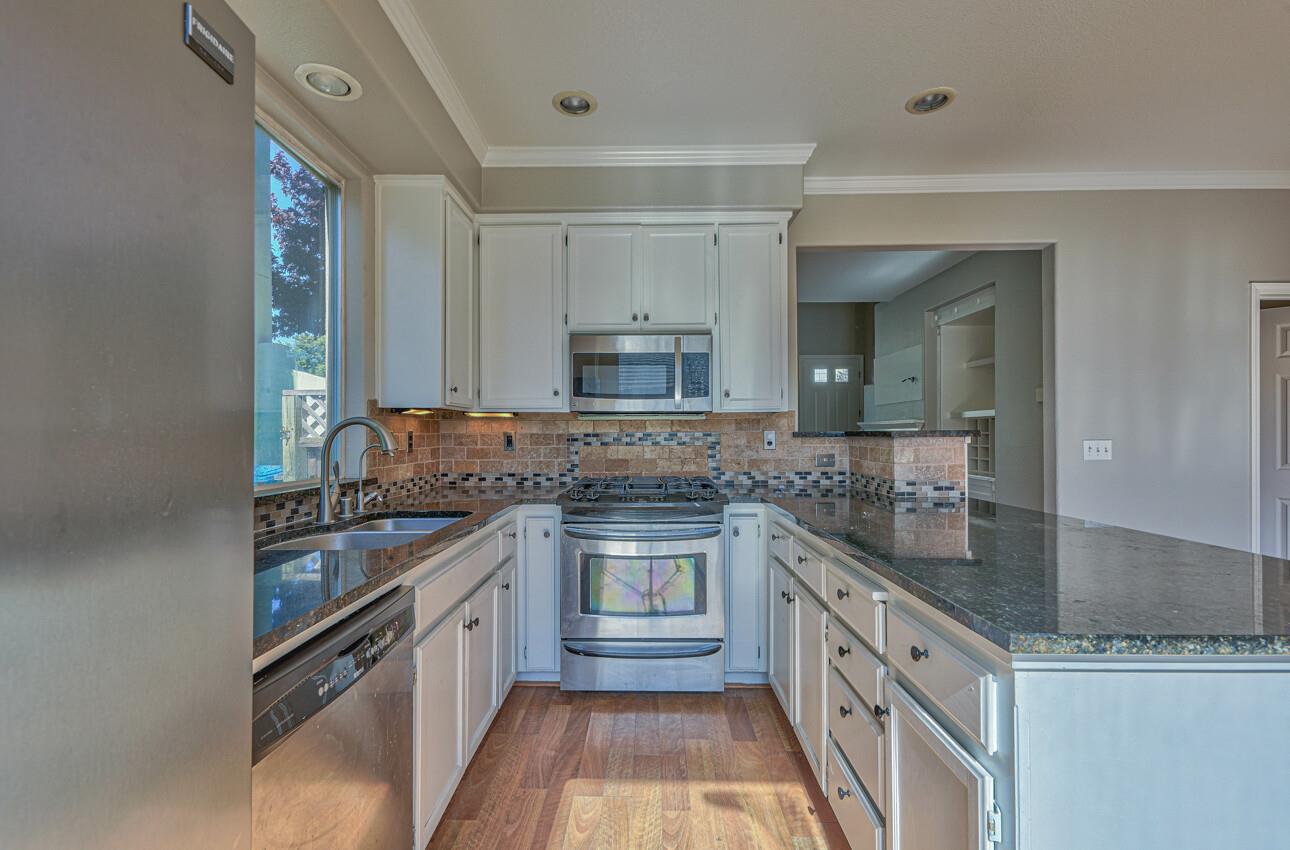 Detail Gallery Image 9 of 26 For 247 Holland Cir, Hollister,  CA 95023 - 3 Beds | 2/1 Baths