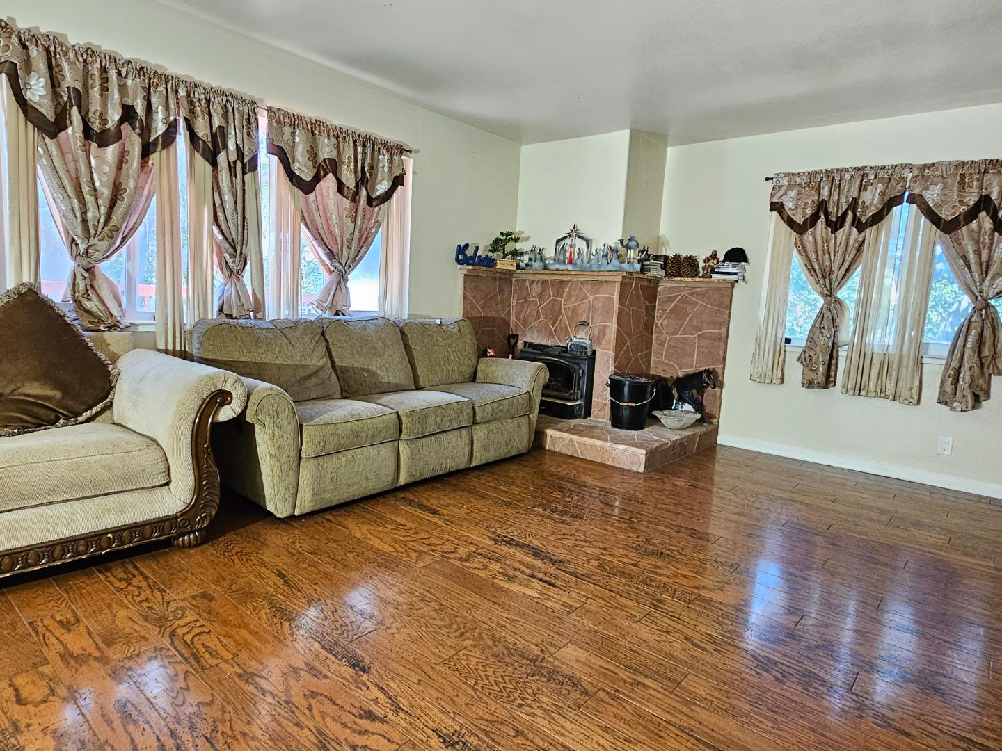 Detail Gallery Image 4 of 15 For 19003 Beatrice Dr, Salinas,  CA 93907 - 3 Beds | 2/1 Baths