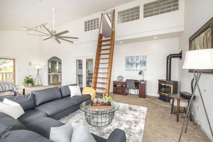 Detail Gallery Image 14 of 34 For 223 Francisco St, El Granada,  CA 94018 - 3 Beds | 3 Baths