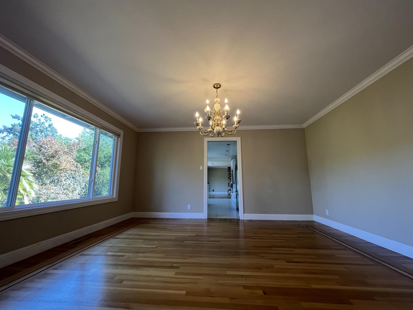 Detail Gallery Image 12 of 30 For 50 W Avondale Rd, Hillsborough,  CA 94010 - 4 Beds | 2/1 Baths
