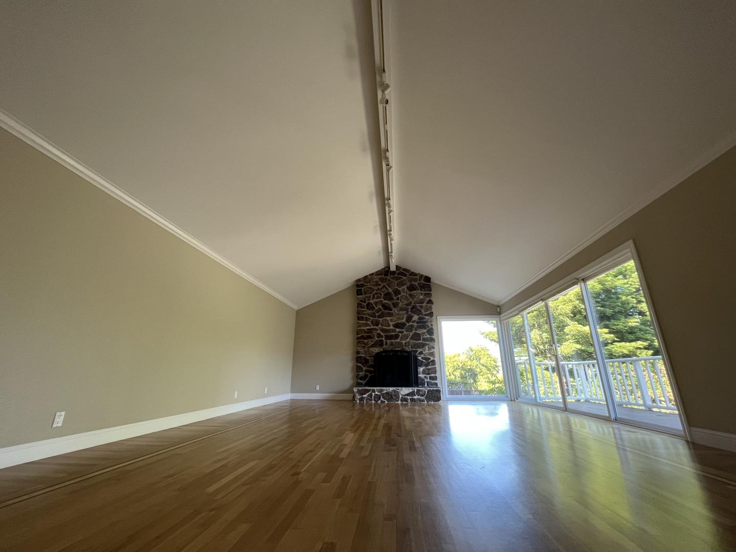 Detail Gallery Image 9 of 30 For 50 W Avondale Rd, Hillsborough,  CA 94010 - 4 Beds | 2/1 Baths