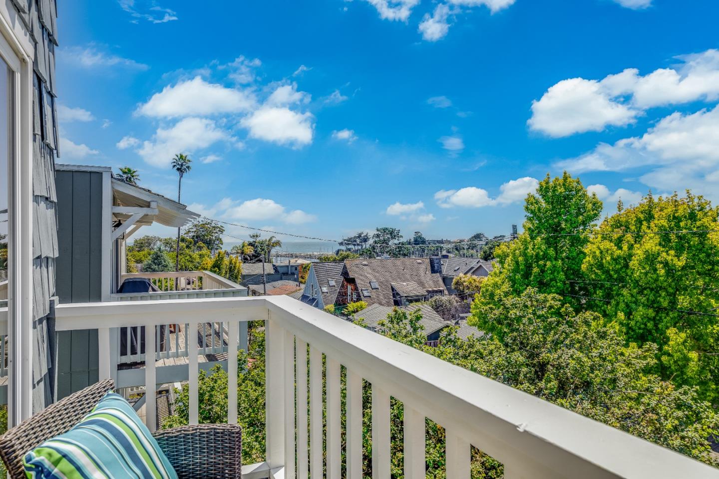 Detail Gallery Image 1 of 1 For 480 Alta Loma Ln, Santa Cruz,  CA 95062 - 3 Beds | 2 Baths