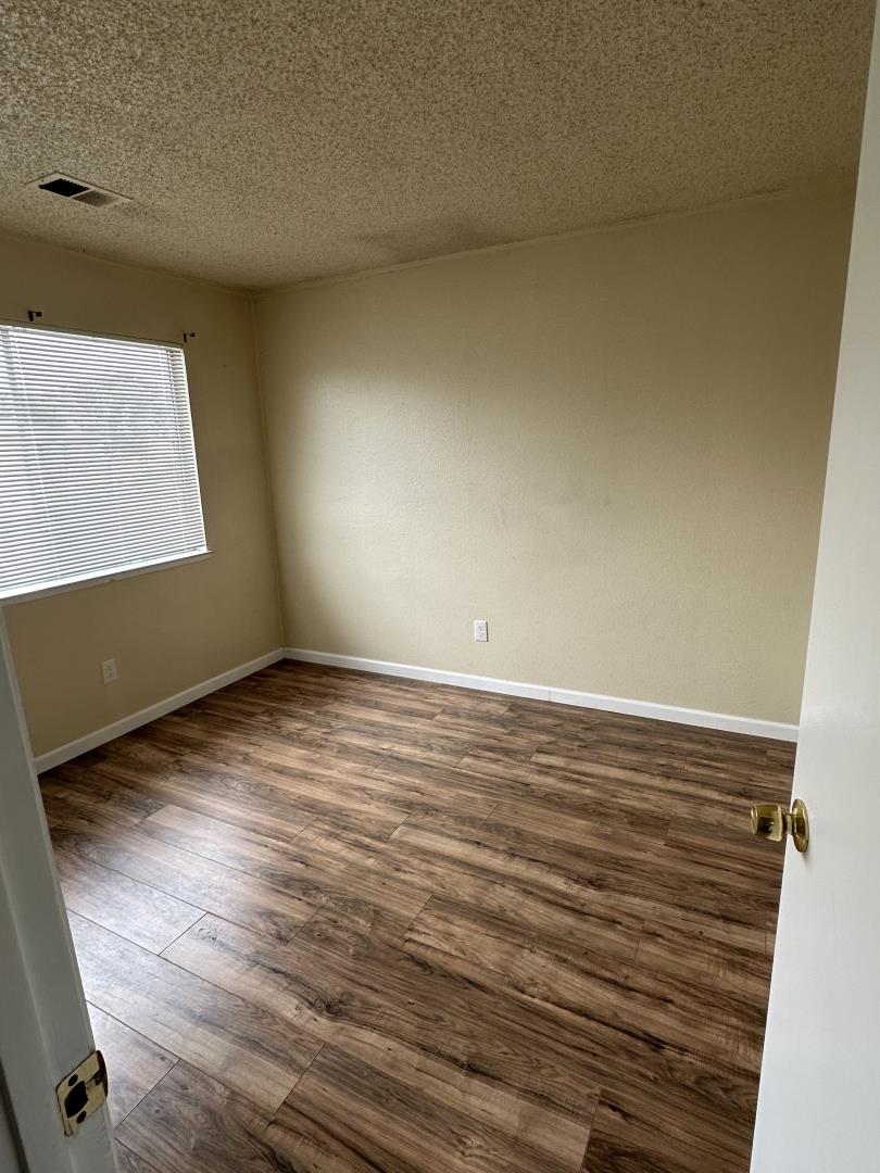 Detail Gallery Image 5 of 12 For 1833 Cherokee Dr #4,  Salinas,  CA 93906 - 3 Beds | 1/1 Baths