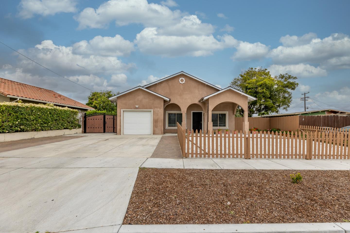 Detail Gallery Image 1 of 28 For 805 Meadow Dr, Salinas,  CA 93905 - 4 Beds | 2 Baths