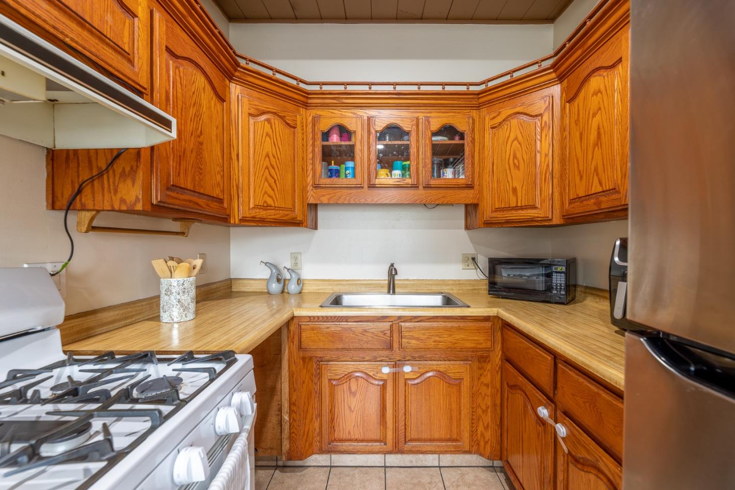 Detail Gallery Image 10 of 28 For 805 Meadow Dr, Salinas,  CA 93905 - 4 Beds | 2 Baths