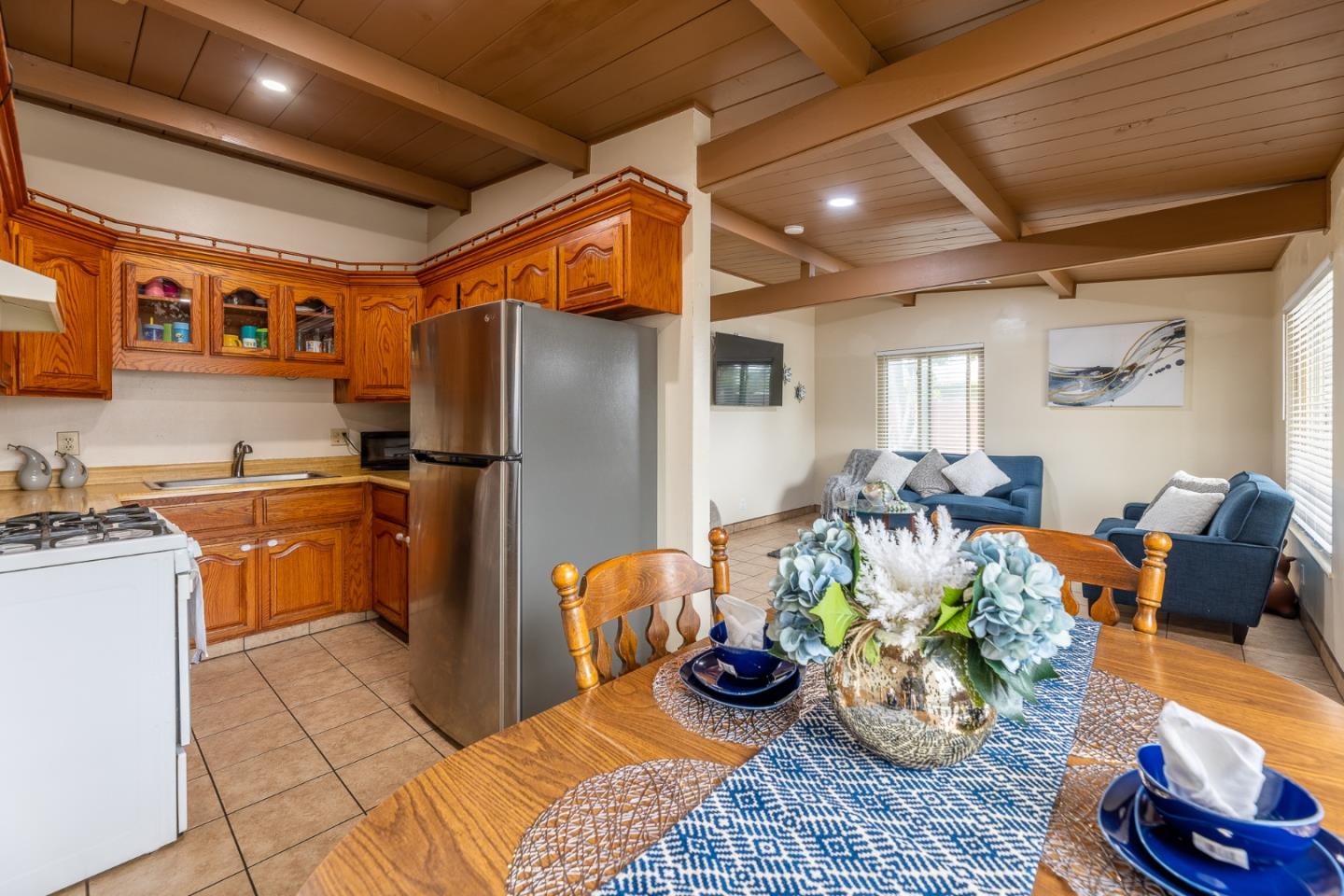 Detail Gallery Image 12 of 28 For 805 Meadow Dr, Salinas,  CA 93905 - 4 Beds | 2 Baths