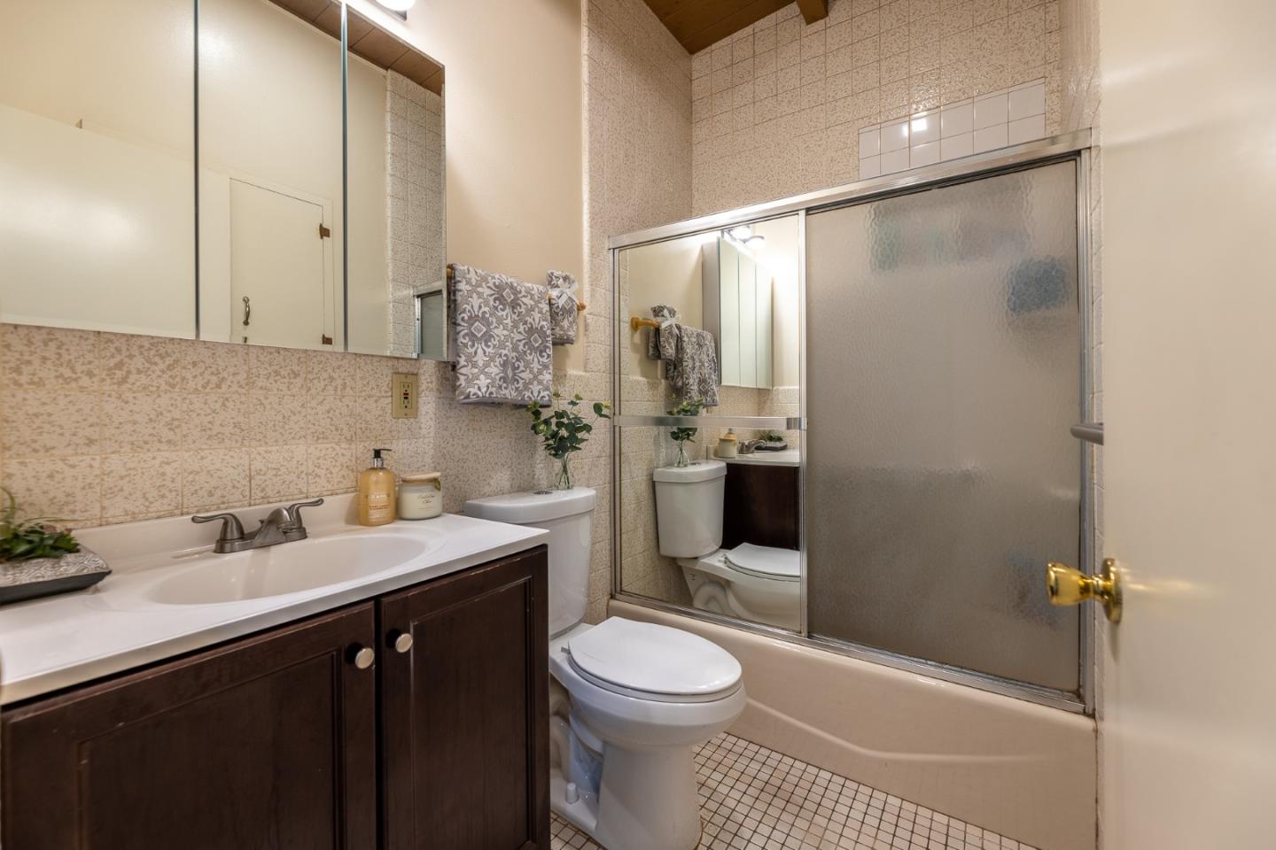 Detail Gallery Image 20 of 28 For 805 Meadow Dr, Salinas,  CA 93905 - 4 Beds | 2 Baths