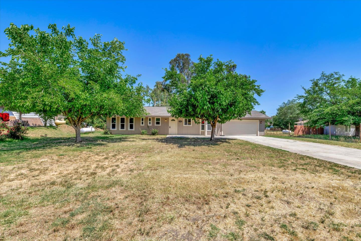 Detail Gallery Image 1 of 1 For 18543 Ridgedale Dr, Madera,  CA 93638 - 3 Beds | 2 Baths