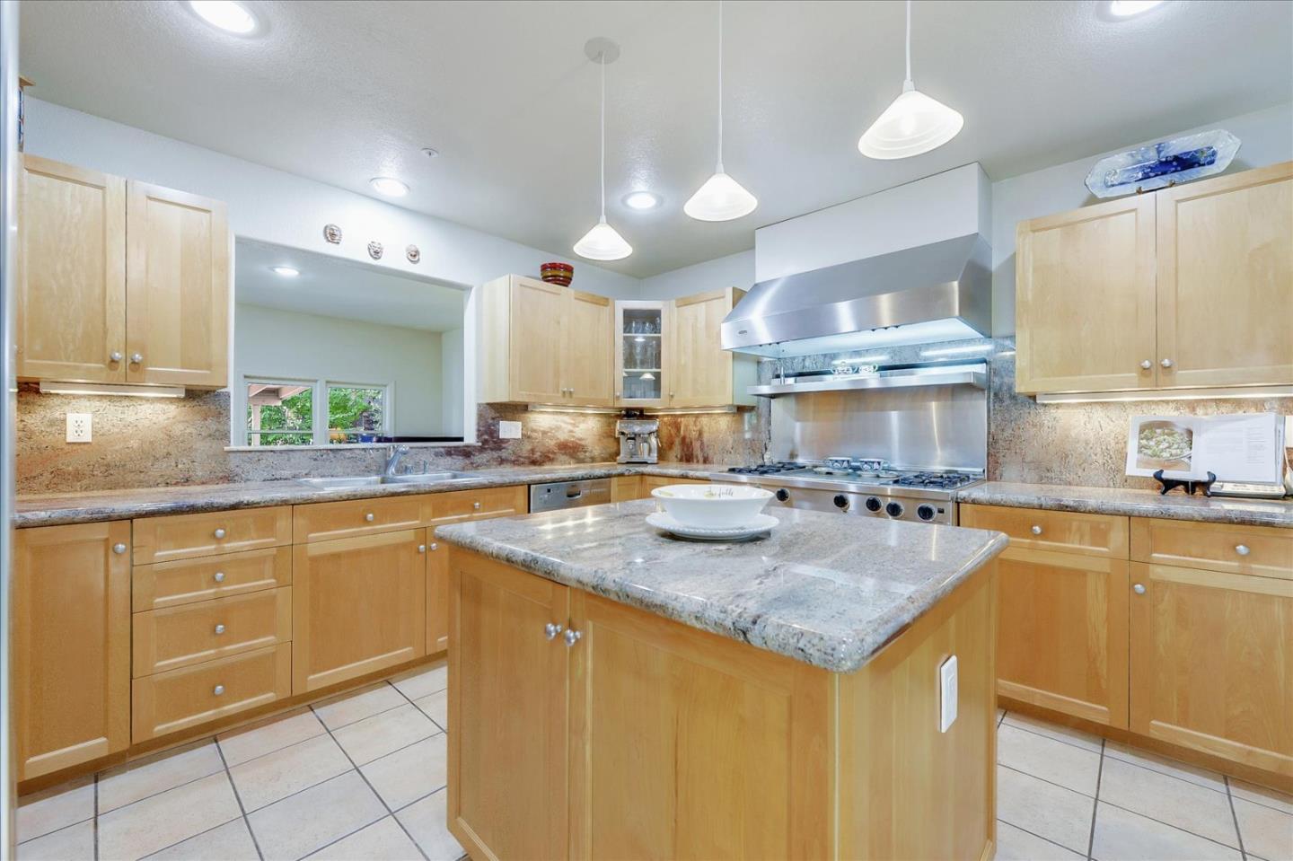 Detail Gallery Image 8 of 32 For 2060 Gordon Ave, Menlo Park,  CA 94025 - 3 Beds | 3 Baths