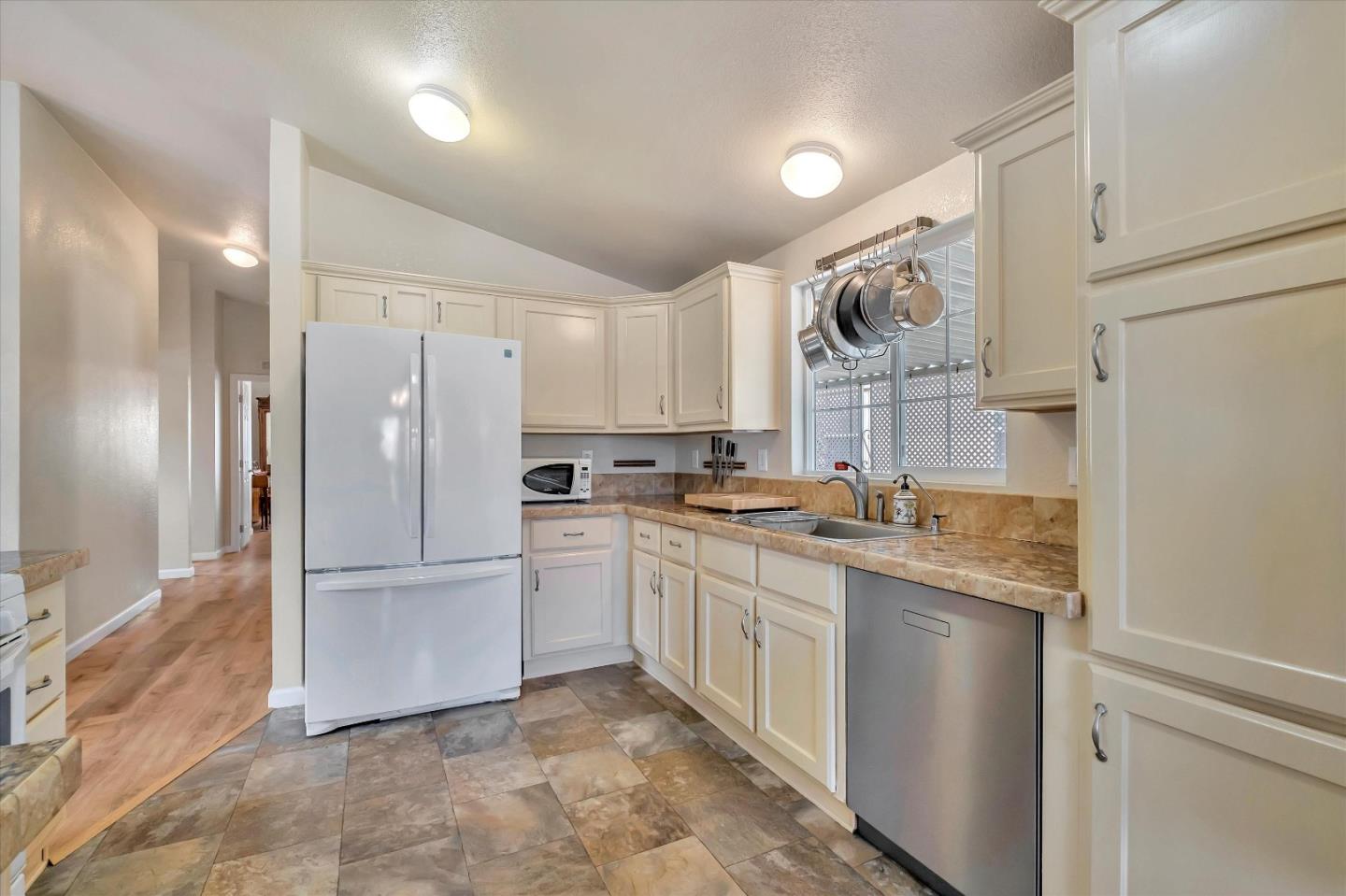 Detail Gallery Image 7 of 52 For 2395 Delaware Ave #6,  Santa Cruz,  CA 95060 - 3 Beds | 2 Baths