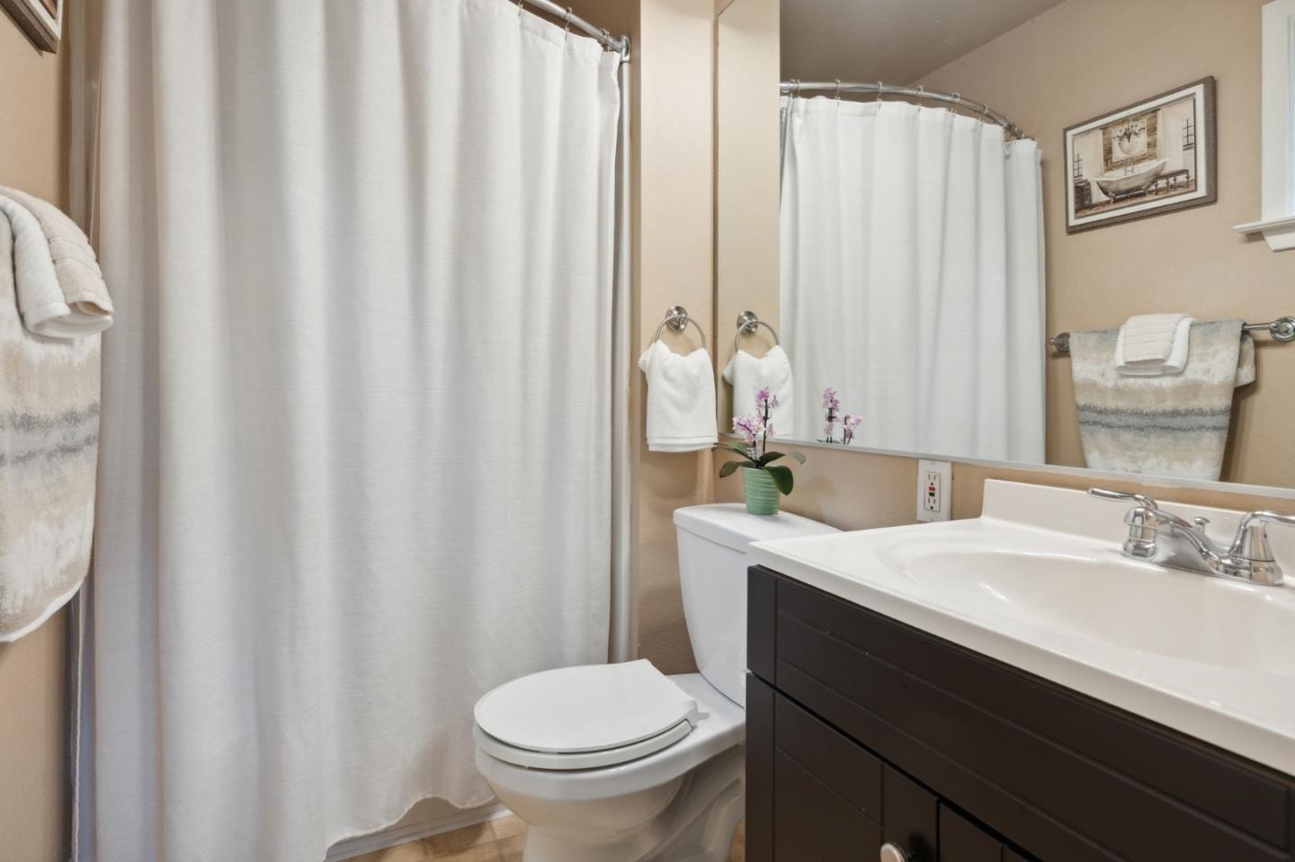 Detail Gallery Image 8 of 15 For 6910 Oak Estates Dr, Salinas,  CA 93907 - 4 Beds | 3 Baths