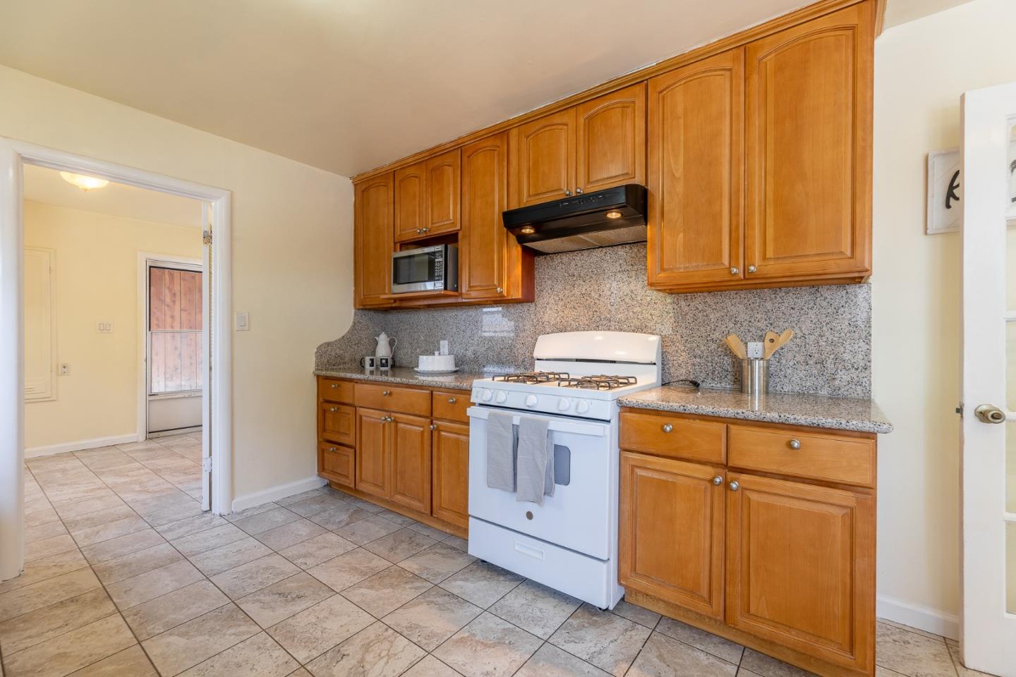 Detail Gallery Image 12 of 34 For 1609 First Ave, Salinas,  CA 93905 - 2 Beds | 1/1 Baths
