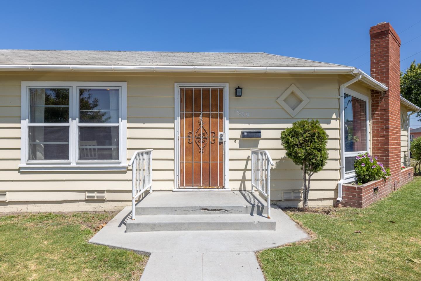 Detail Gallery Image 4 of 34 For 1609 First Ave, Salinas,  CA 93905 - 2 Beds | 1/1 Baths