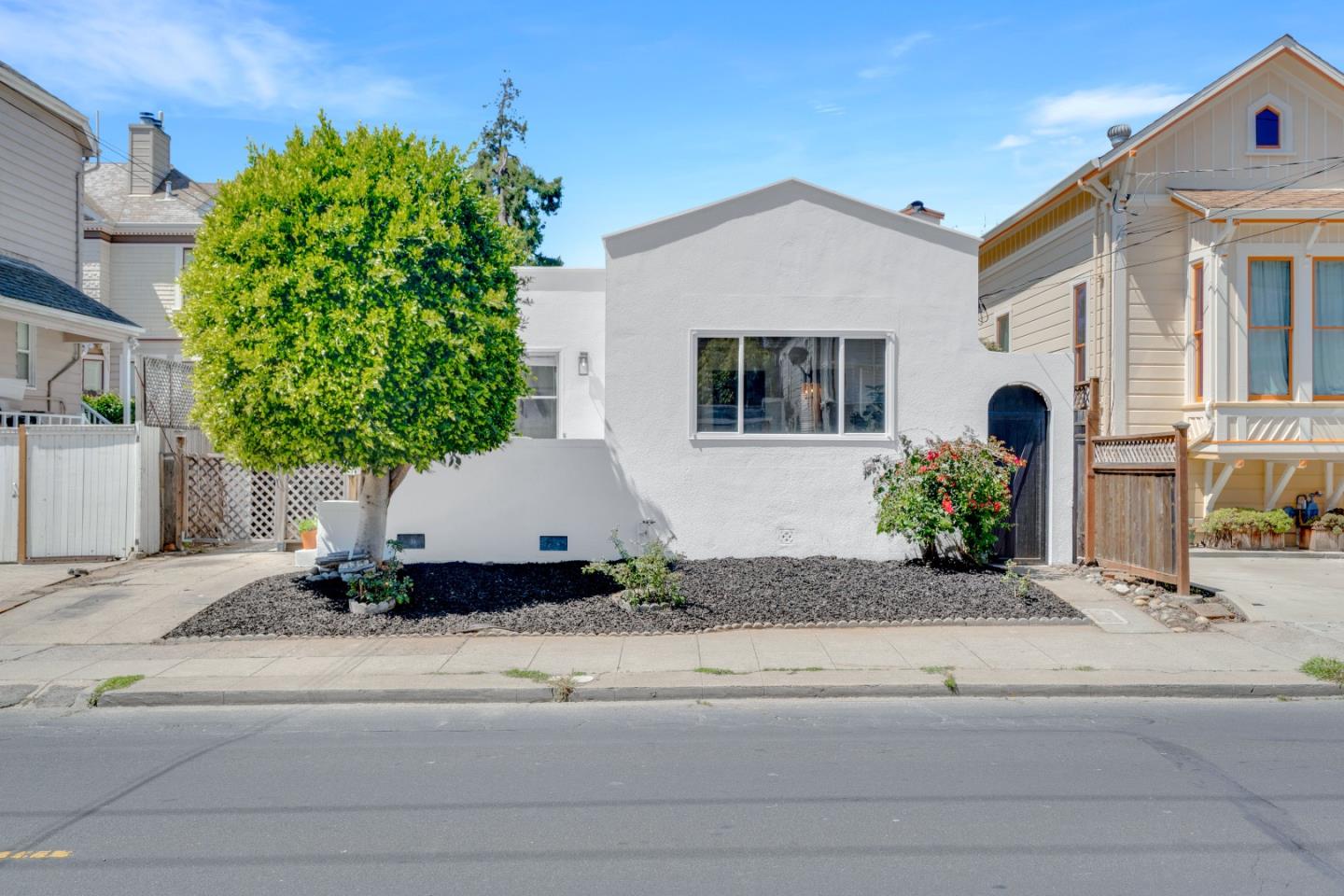 Photo of 1011 Willow St in Alameda, CA