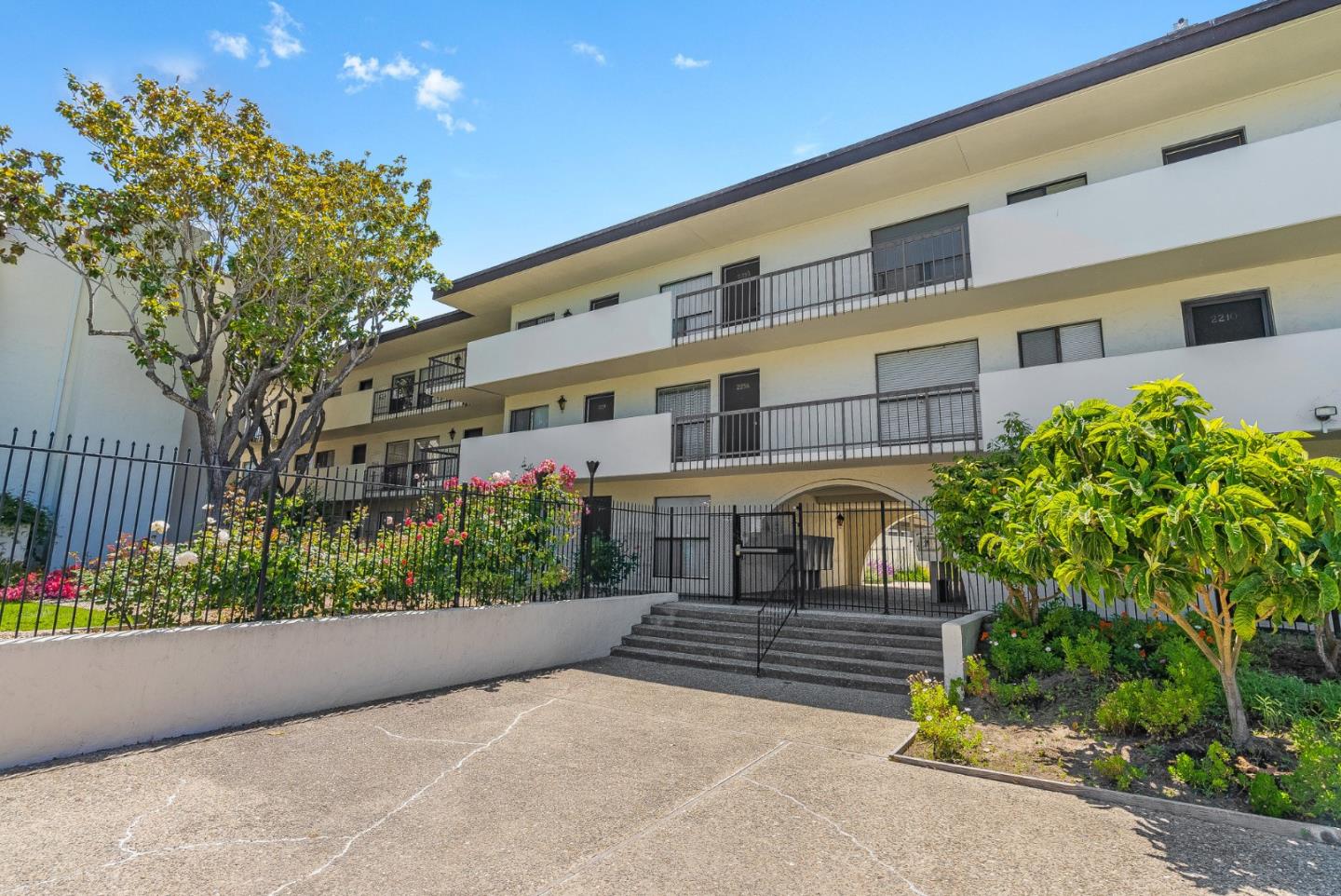 Detail Gallery Image 1 of 1 For 500 Glenwood Cir #218,  Monterey,  CA 93940 - 1 Beds | 1 Baths