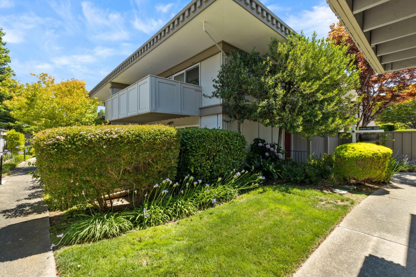 Detail Gallery Image 1 of 1 For 23 Los Altos Sq, Los Altos,  CA 94022 - 3 Beds | 2/1 Baths