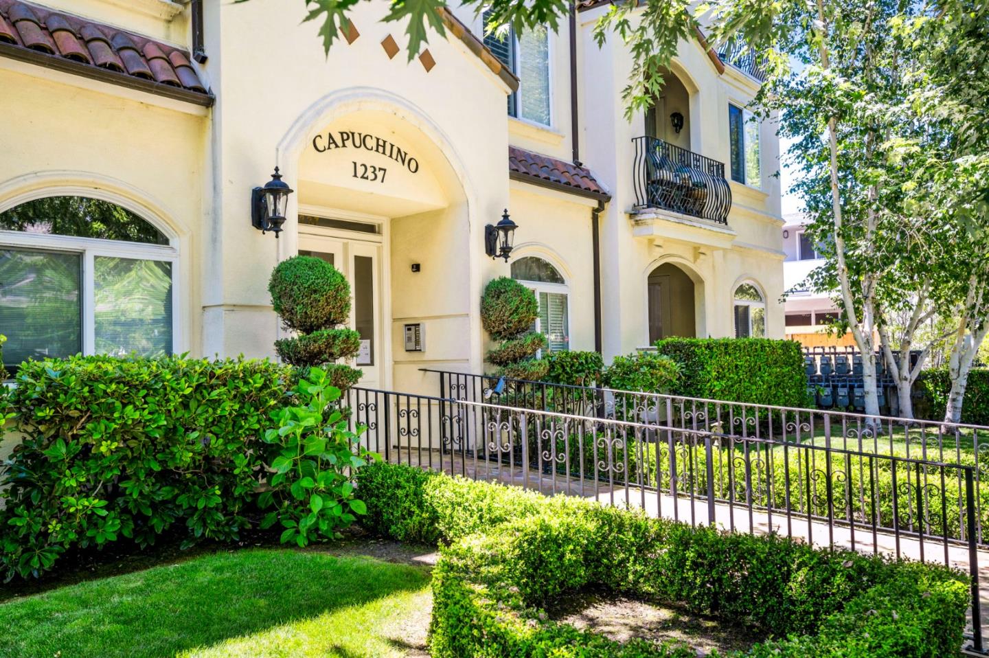 Detail Gallery Image 28 of 33 For 1237 Capuchino Ave #3,  Burlingame,  CA 94010 - 2 Beds | 2 Baths