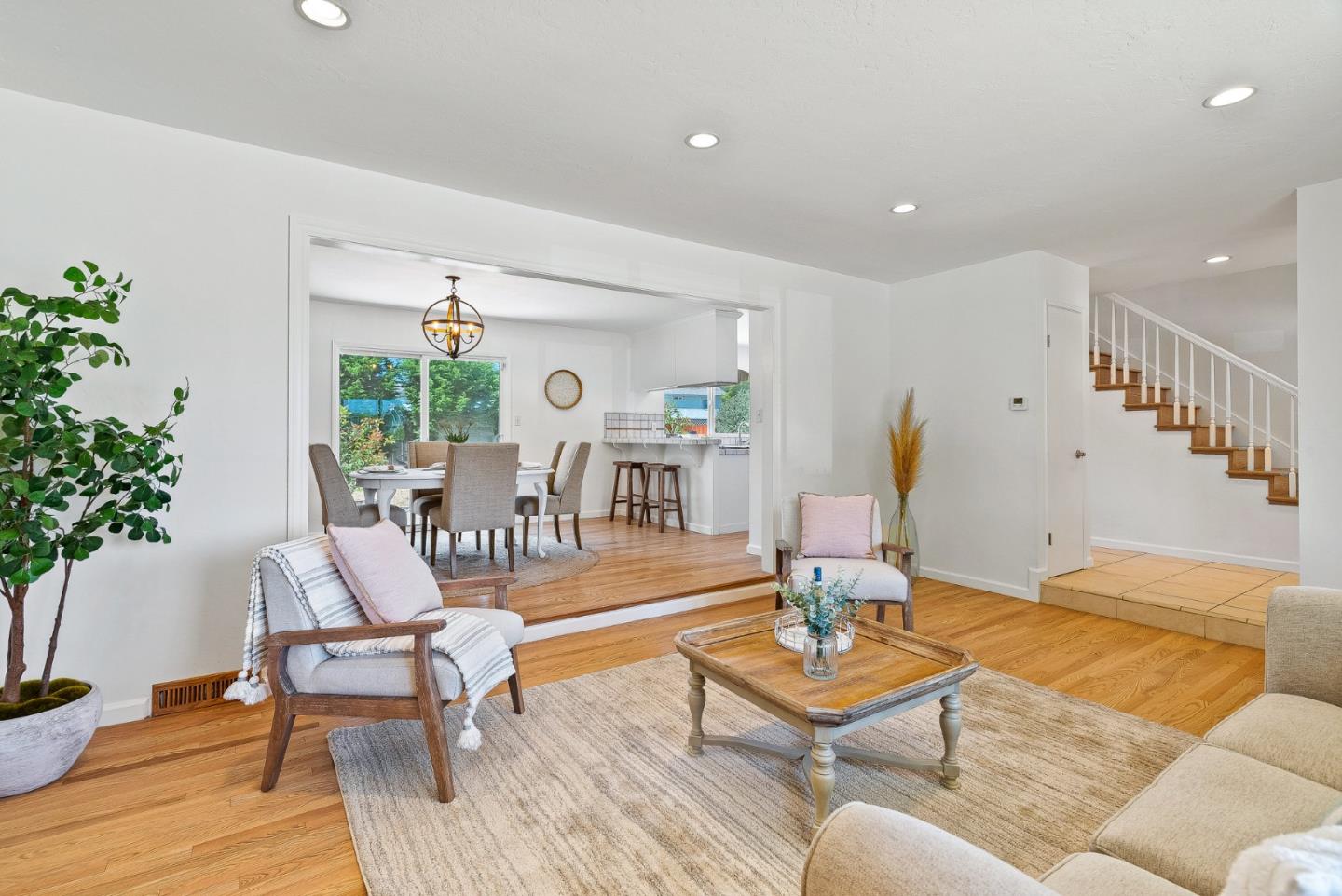 Detail Gallery Image 11 of 59 For 829 Monterey Ave, Capitola,  CA 95010 - 5 Beds | 2/1 Baths
