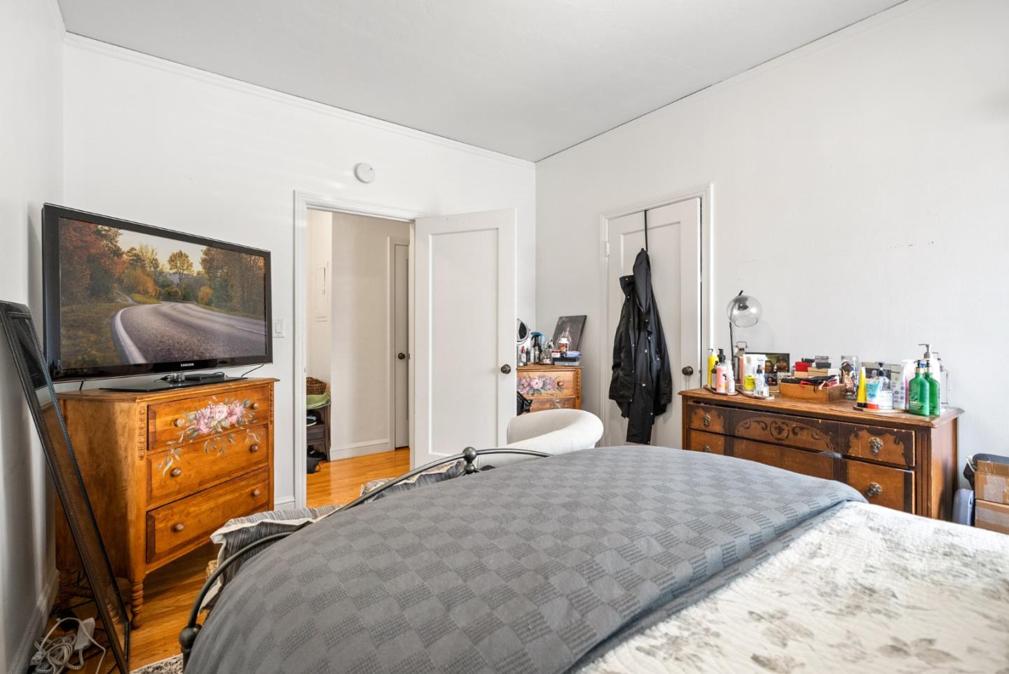 Detail Gallery Image 35 of 54 For 1217 Capuchino Ave, Burlingame,  CA 94010 - – Beds | – Baths