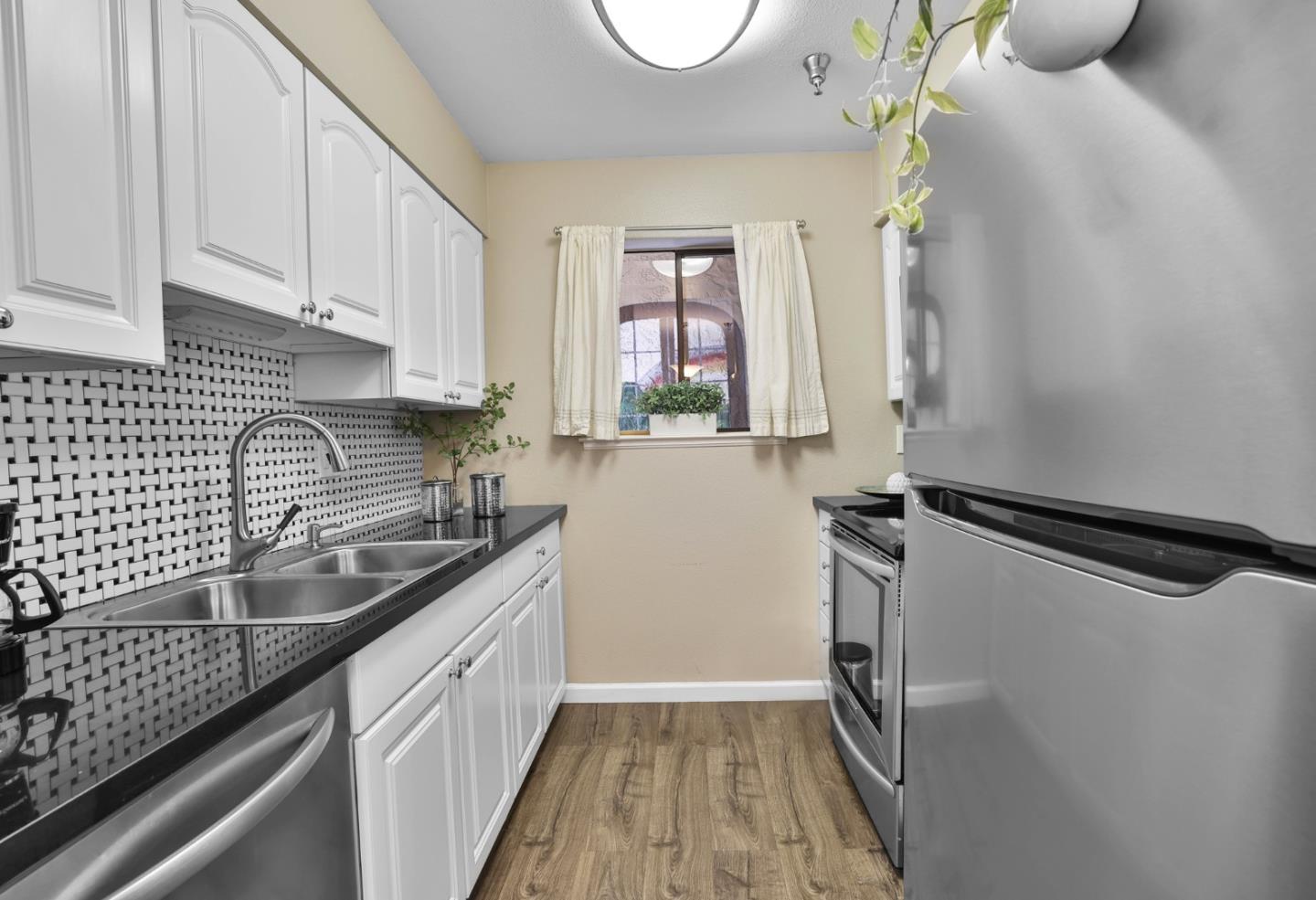 Detail Gallery Image 3 of 17 For 711 S Bayshore Blvd #26,  San Mateo,  CA 94401 - 2 Beds | 1 Baths