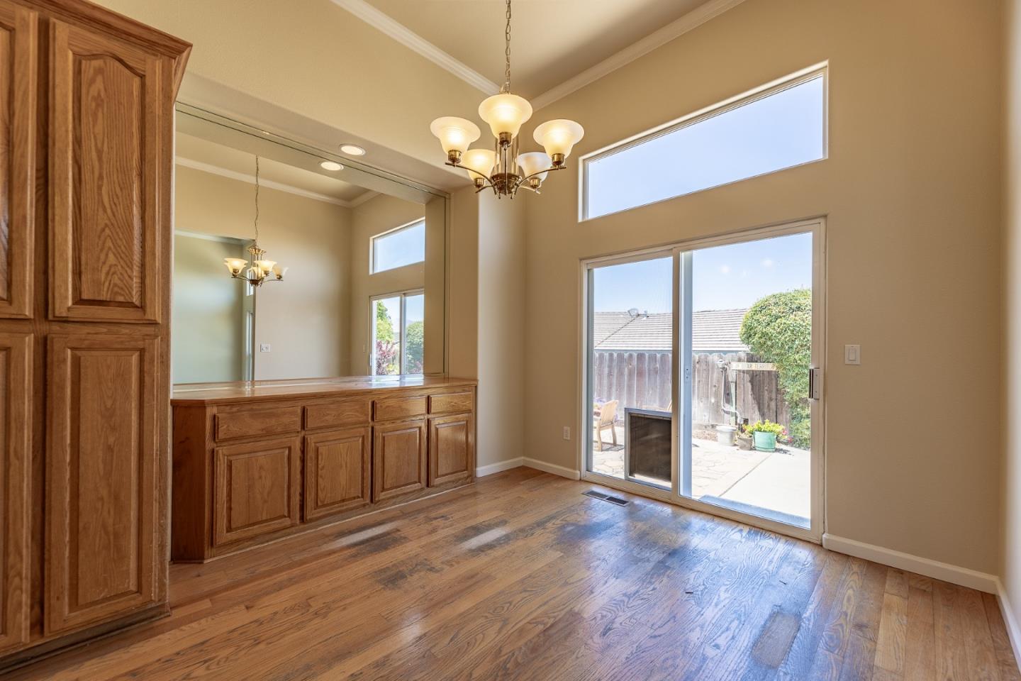 Detail Gallery Image 14 of 32 For 1492 Windsor Ct, Hollister,  CA 95023 - 3 Beds | 2/1 Baths