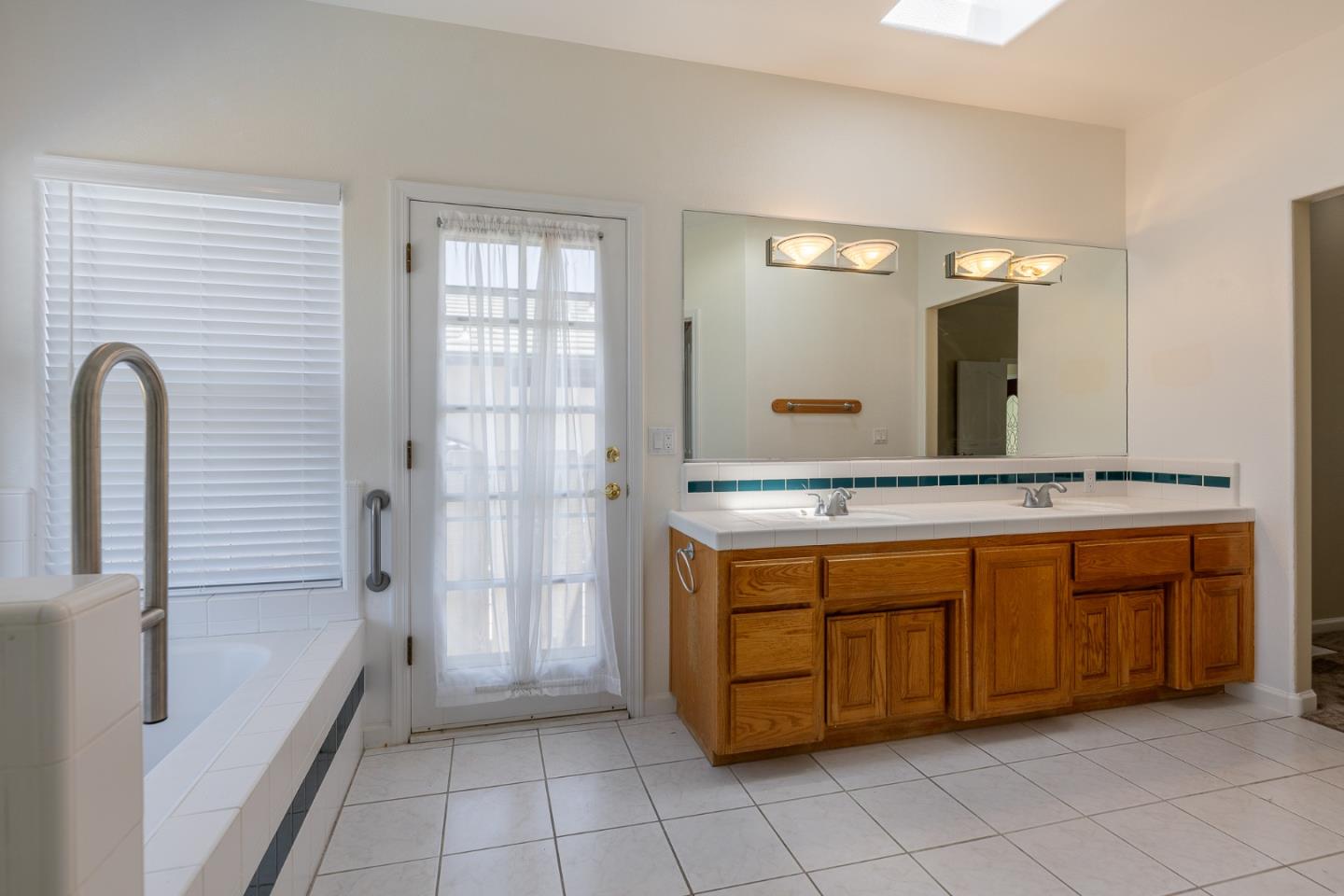 Detail Gallery Image 22 of 32 For 1492 Windsor Ct, Hollister,  CA 95023 - 3 Beds | 2/1 Baths