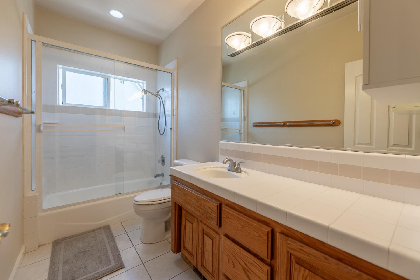 Detail Gallery Image 25 of 32 For 1492 Windsor Ct, Hollister,  CA 95023 - 3 Beds | 2/1 Baths