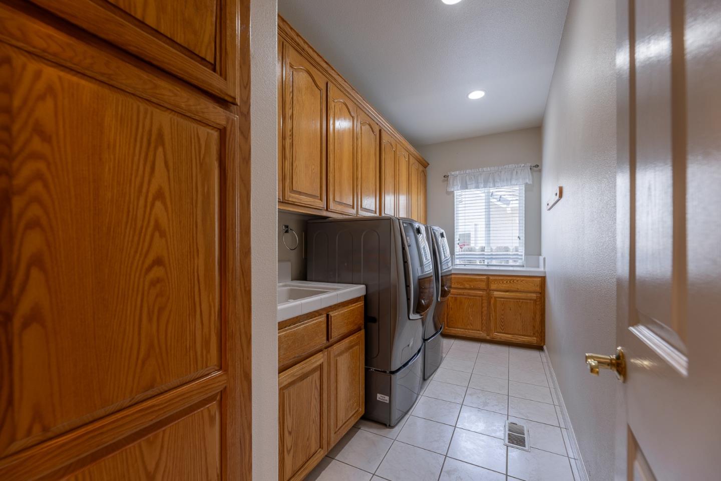 Detail Gallery Image 28 of 32 For 1492 Windsor Ct, Hollister,  CA 95023 - 3 Beds | 2/1 Baths