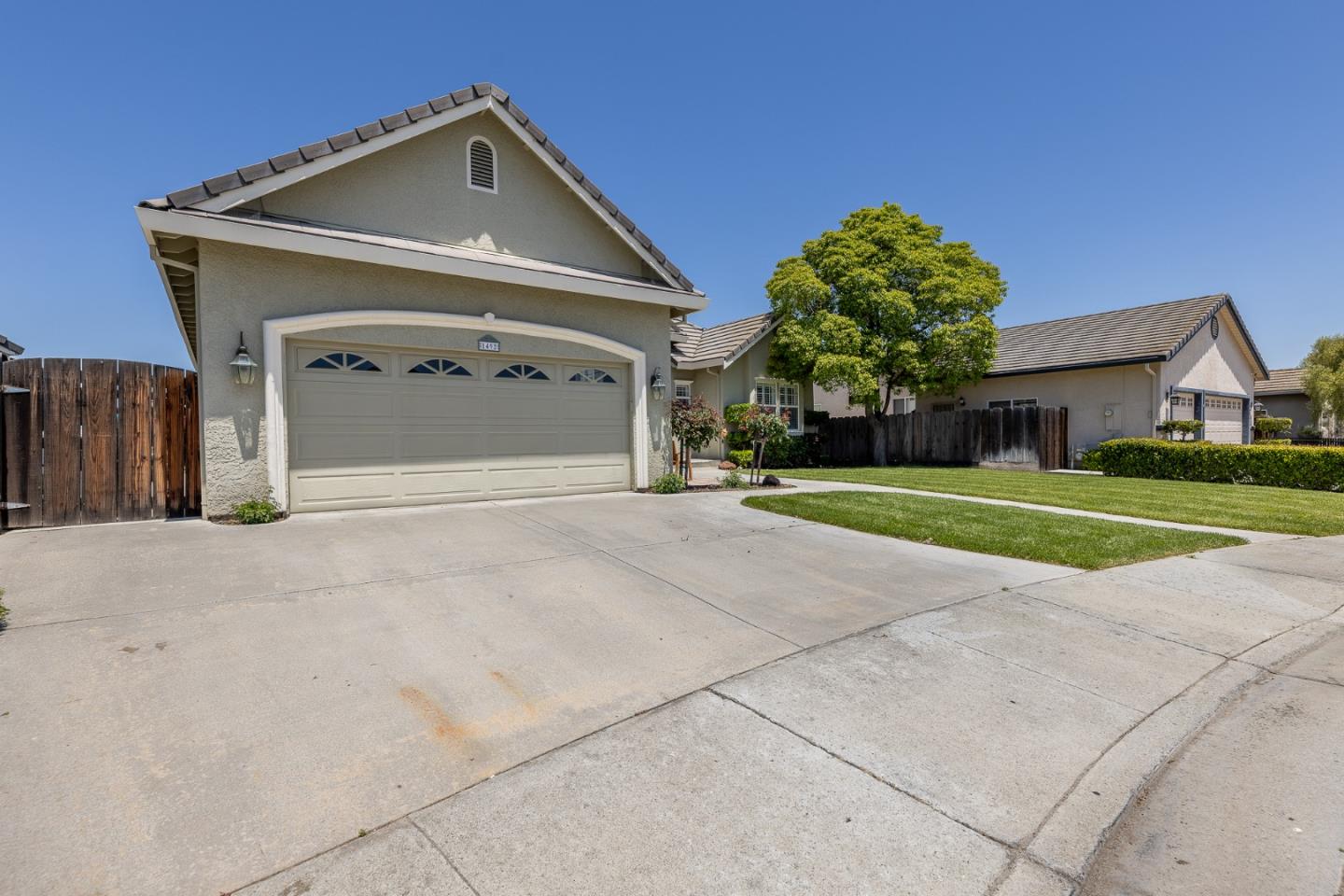 Detail Gallery Image 3 of 32 For 1492 Windsor Ct, Hollister,  CA 95023 - 3 Beds | 2/1 Baths