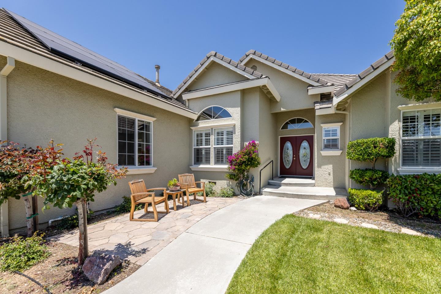 Detail Gallery Image 5 of 32 For 1492 Windsor Ct, Hollister,  CA 95023 - 3 Beds | 2/1 Baths
