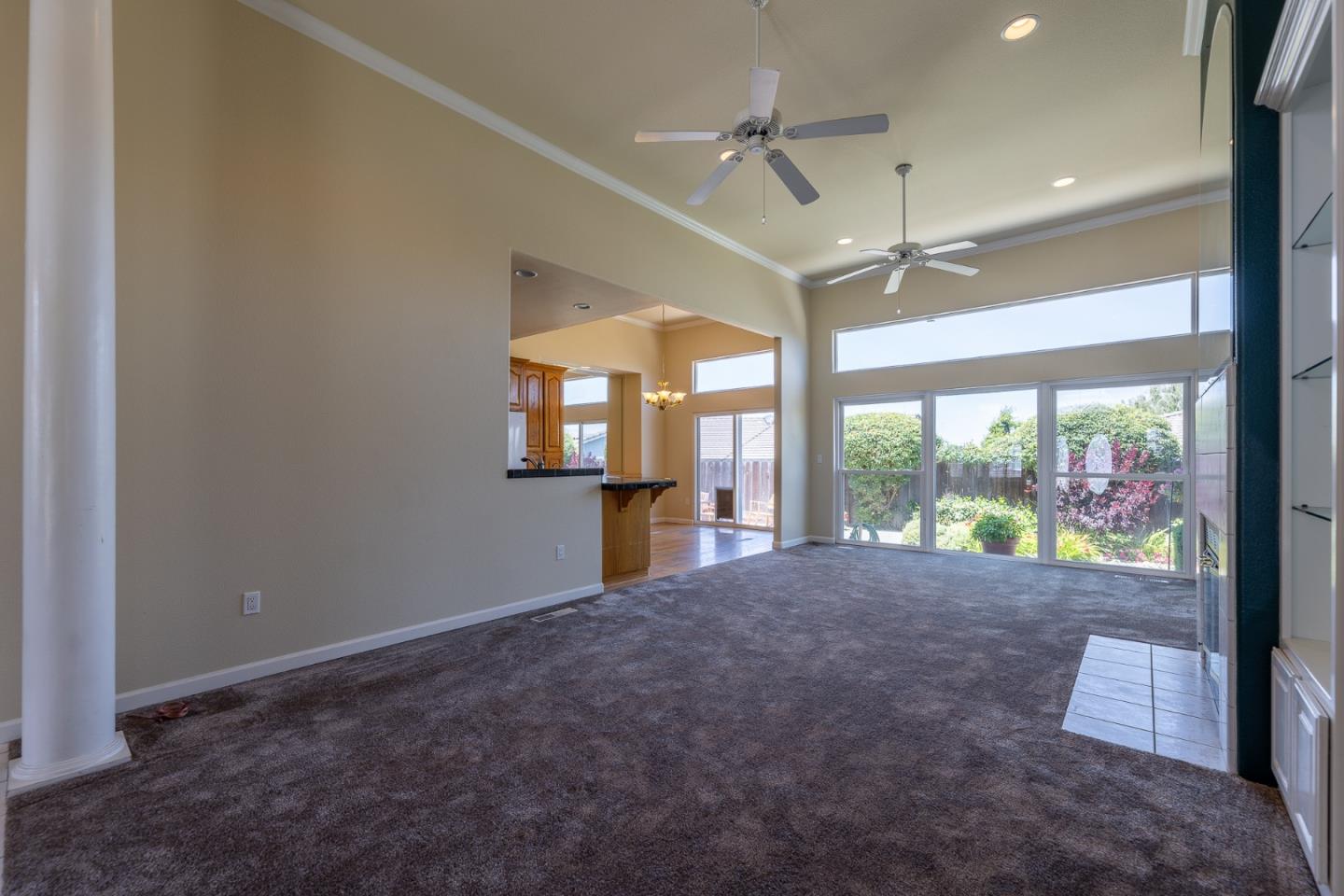 Detail Gallery Image 6 of 32 For 1492 Windsor Ct, Hollister,  CA 95023 - 3 Beds | 2/1 Baths