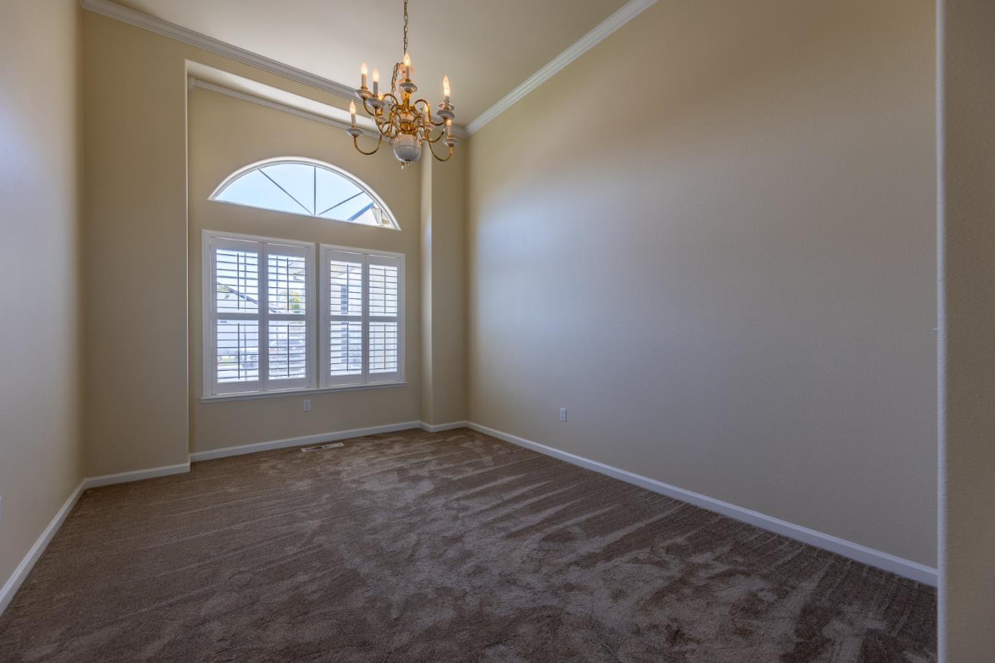 Detail Gallery Image 7 of 32 For 1492 Windsor Ct, Hollister,  CA 95023 - 3 Beds | 2/1 Baths
