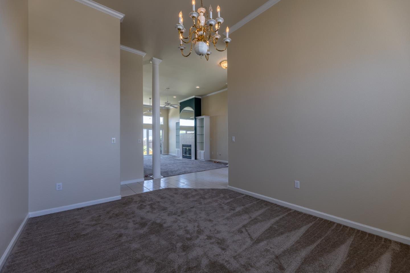 Detail Gallery Image 8 of 32 For 1492 Windsor Ct, Hollister,  CA 95023 - 3 Beds | 2/1 Baths