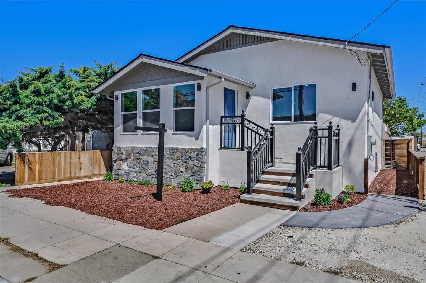 Detail Gallery Image 3 of 53 For 207 E San Luis St, Salinas,  CA 93901 - 2 Beds | 1 Baths