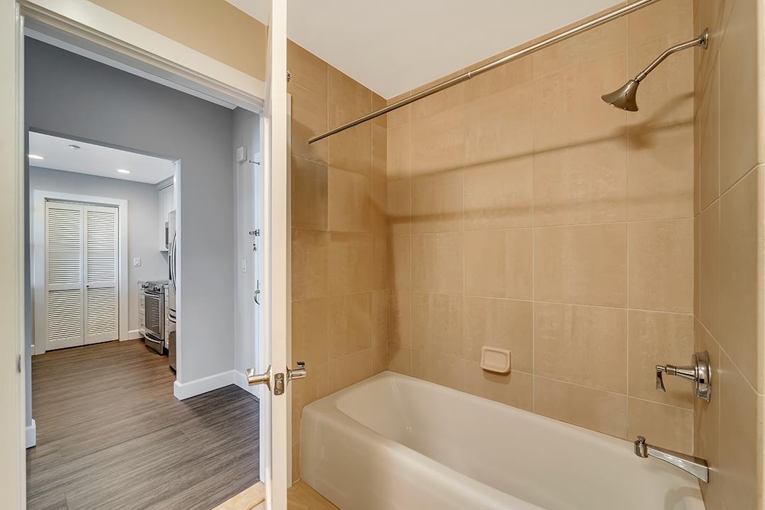 Detail Gallery Image 10 of 27 For 585 9th St #407,  Oakland,  CA 94607 - 2 Beds | 2 Baths