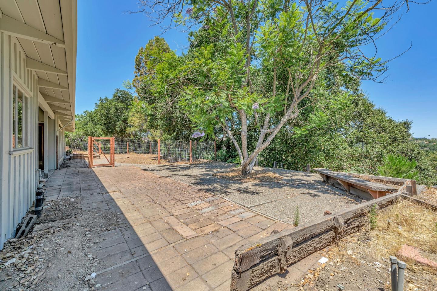 Detail Gallery Image 32 of 56 For 24985 Oneonta Dr, Los Altos Hills,  CA 94022 - 3 Beds | 1/1 Baths