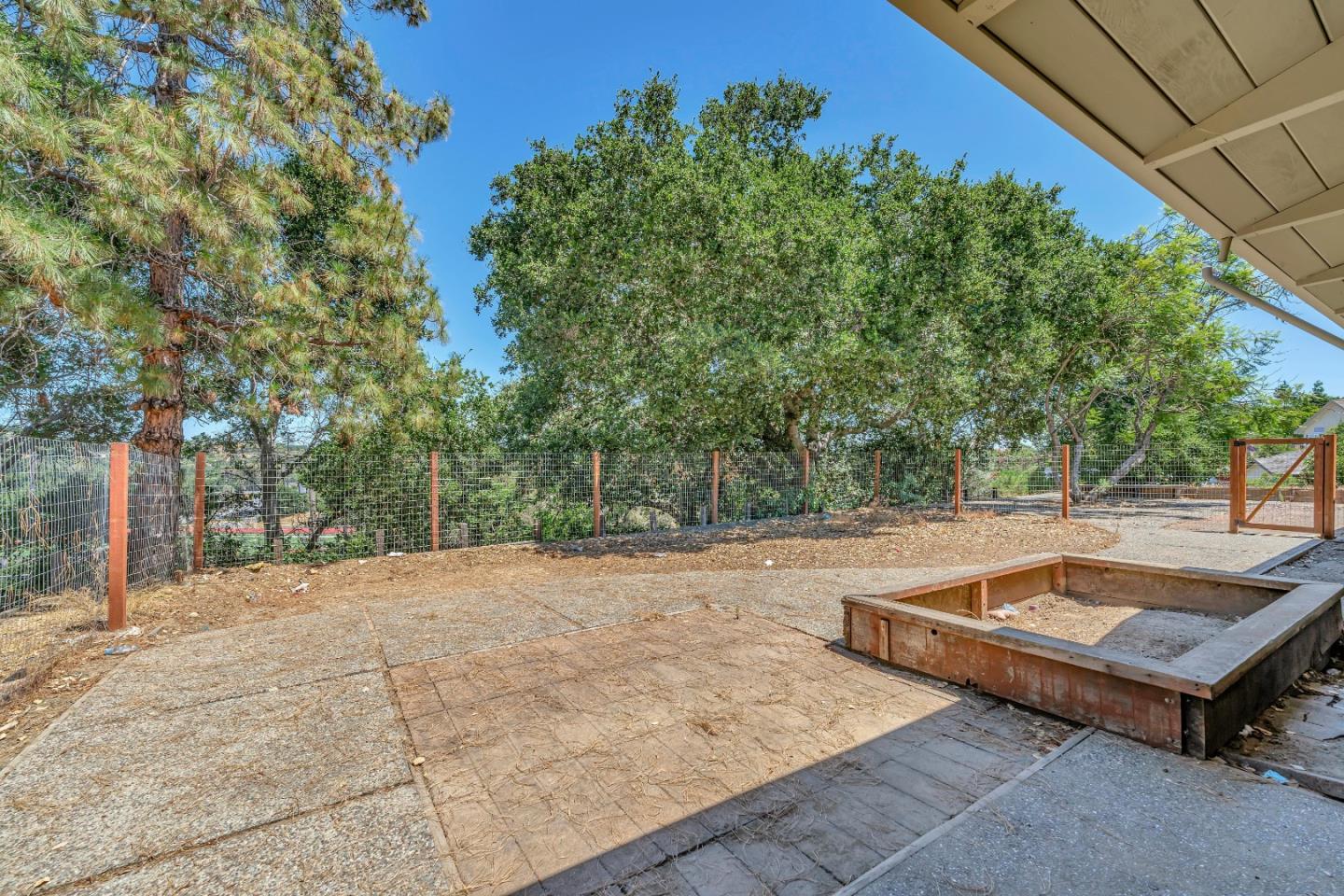 Detail Gallery Image 39 of 56 For 24985 Oneonta Dr, Los Altos Hills,  CA 94022 - 3 Beds | 1/1 Baths