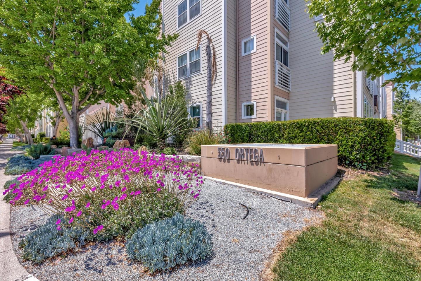 Detail Gallery Image 1 of 1 For 550 Ortega Ave #B124,  Mountain View,  CA 94040 - 2 Beds | 2 Baths