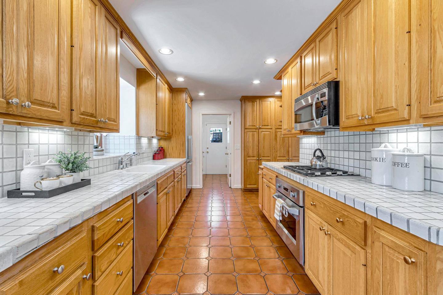 Detail Gallery Image 11 of 39 For 18001 Arlee Dr, Monte Sereno,  CA 95030 - 4 Beds | 2 Baths