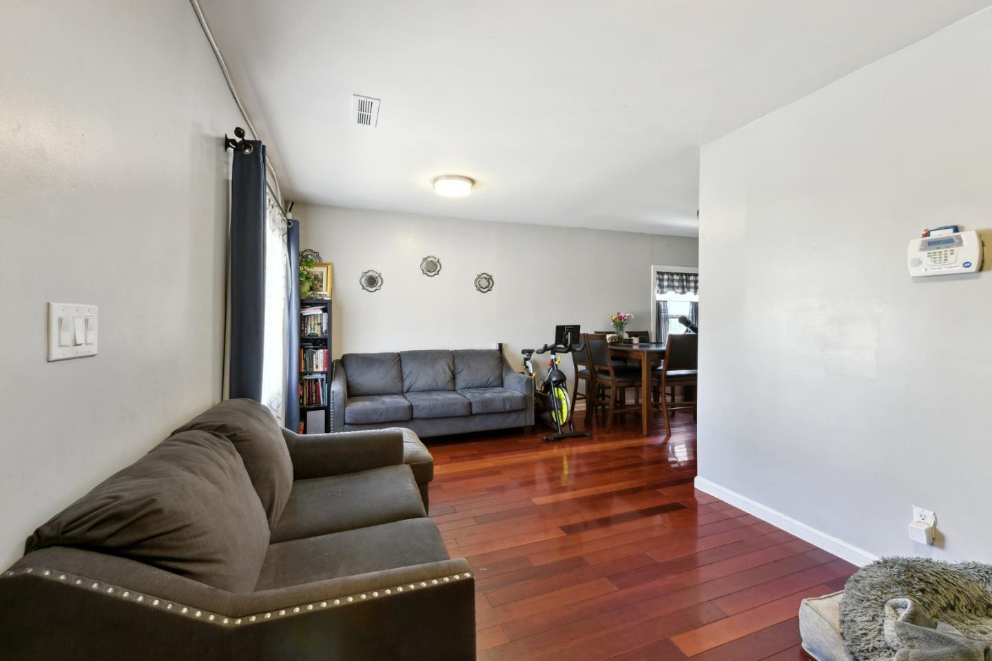 Detail Gallery Image 5 of 35 For 2166 45th Ave, Oakland,  CA 94601 - 3 Beds | 1 Baths