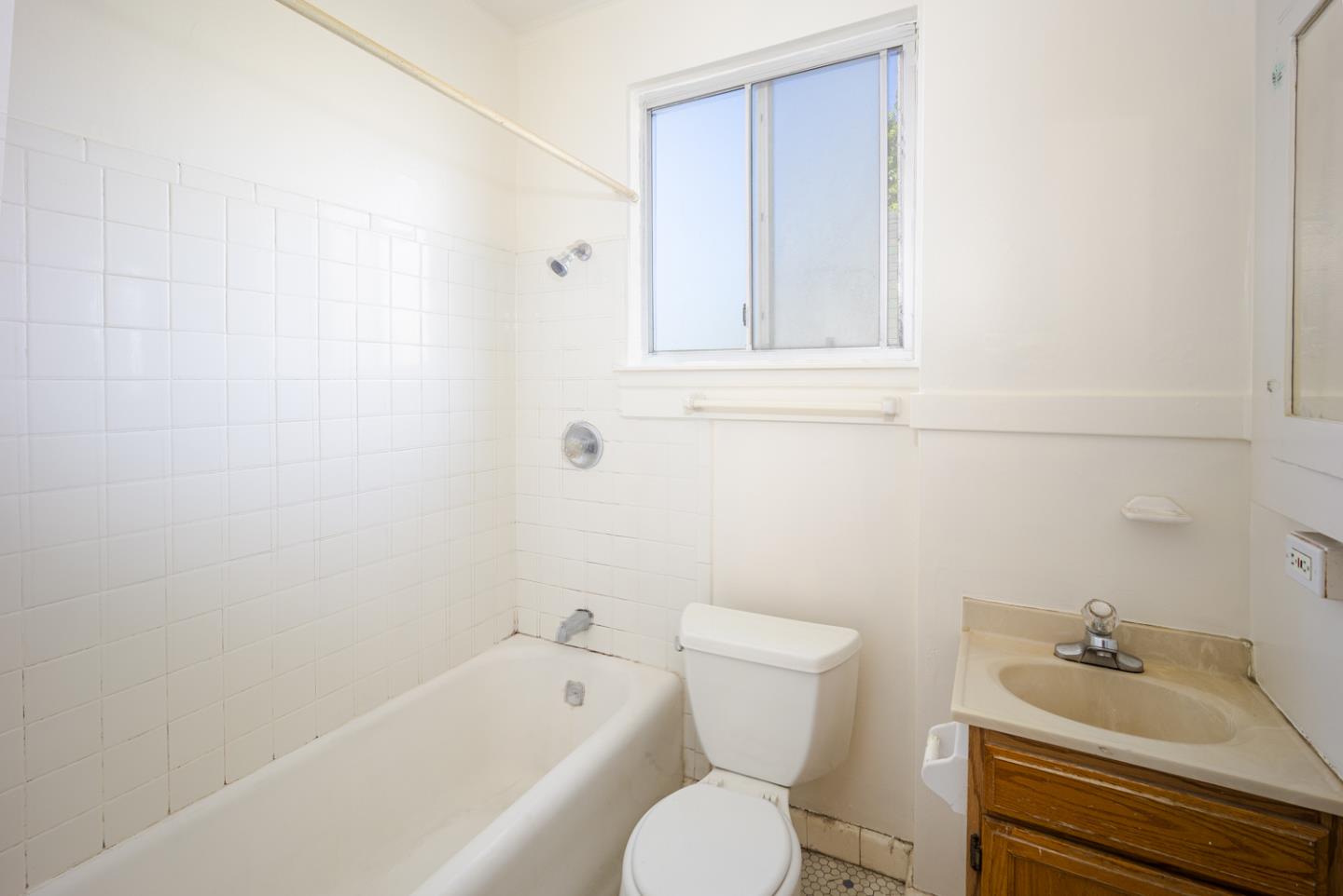 Detail Gallery Image 9 of 12 For 338 Portland Ave, Oakland,  CA 94606 - – Beds | – Baths