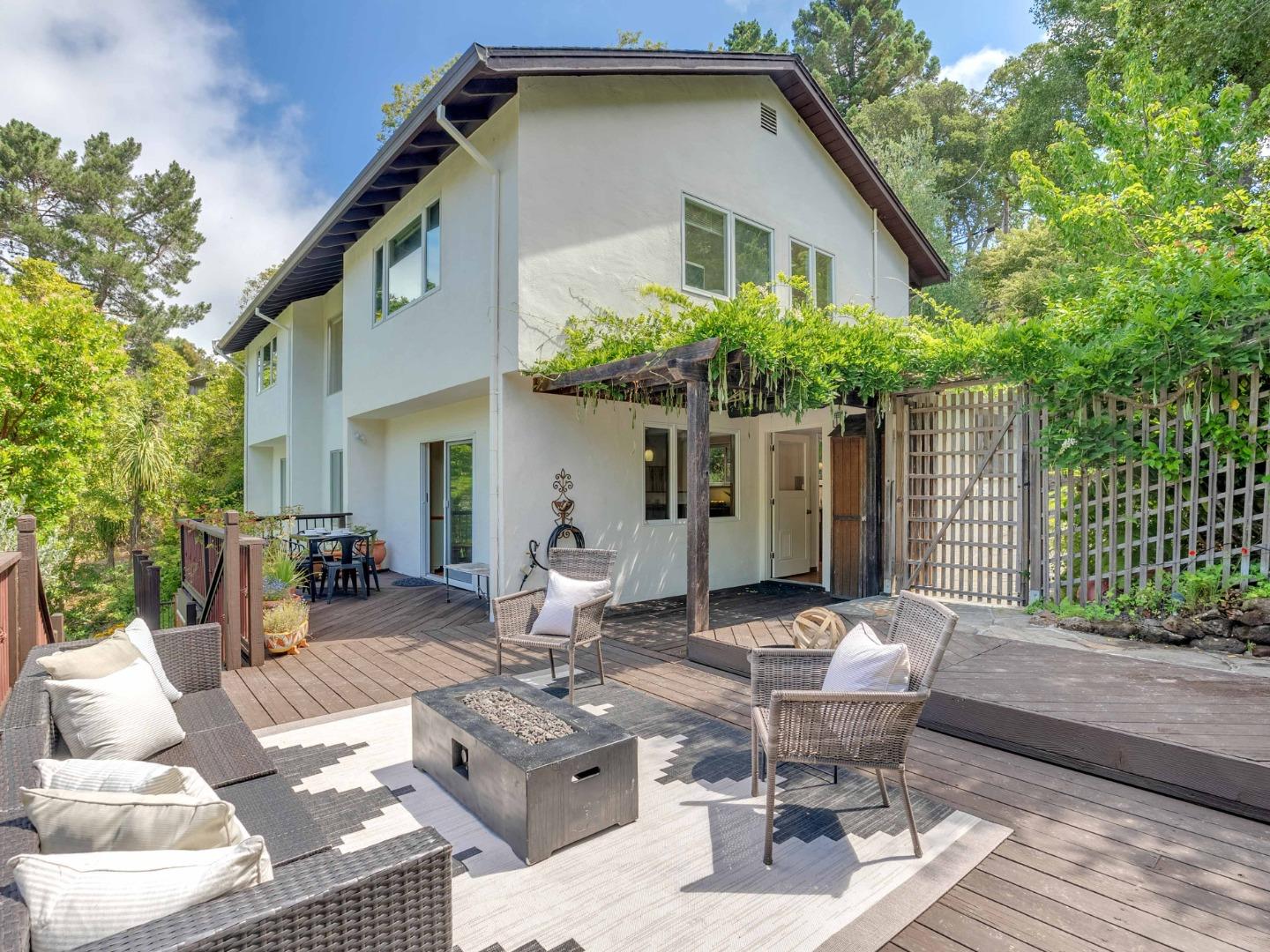 Detail Gallery Image 37 of 66 For 16 Tiptoe Ln, Burlingame,  CA 94010 - 3 Beds | 2/1 Baths