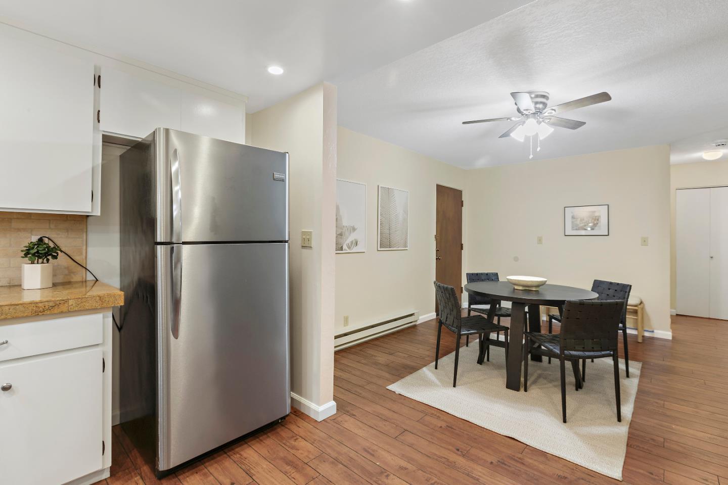 Detail Gallery Image 5 of 16 For 1033 Crestview Dr #209,  Mountain View,  CA 94040 - 2 Beds | 2 Baths