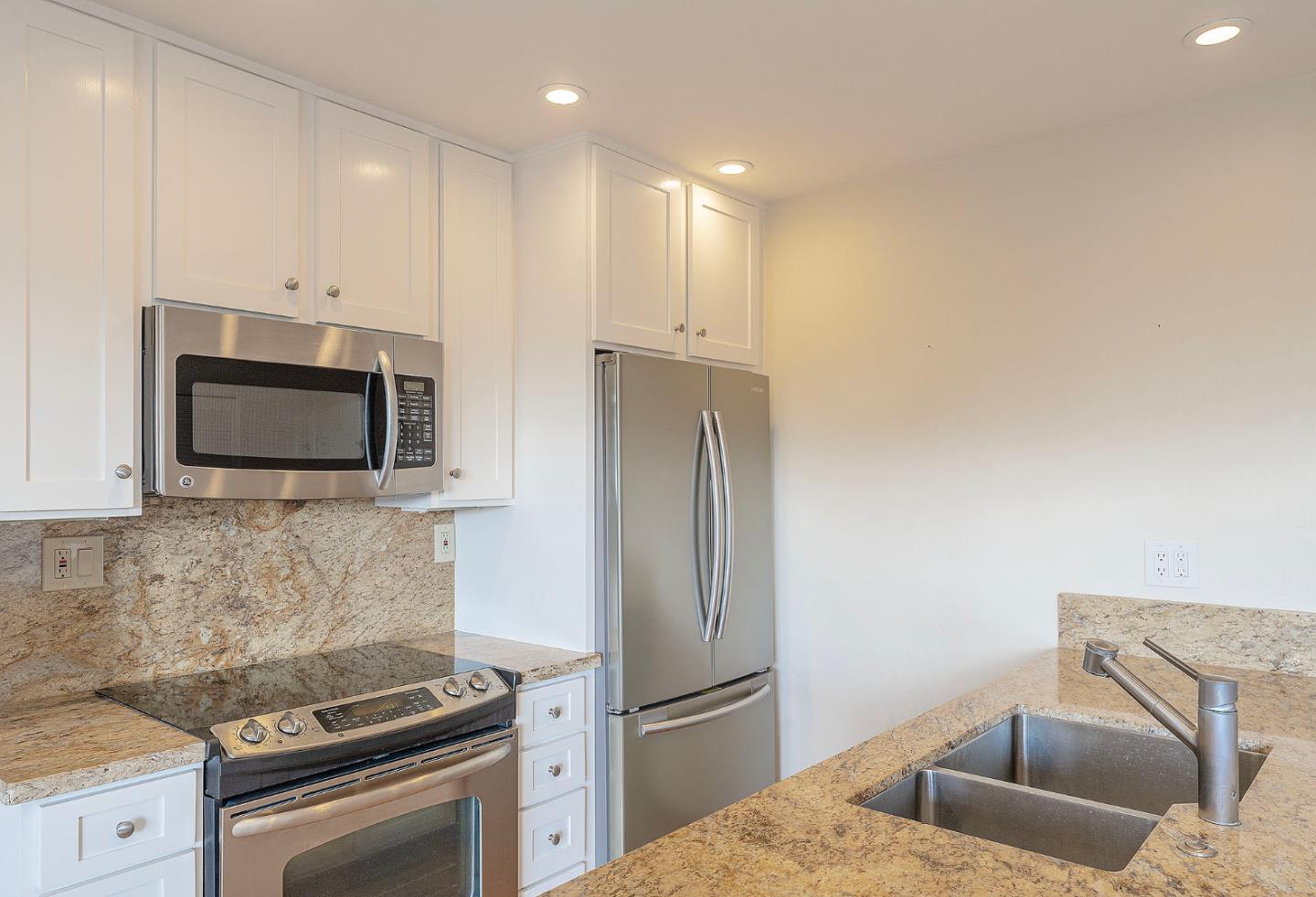 Detail Gallery Image 7 of 20 For 125 Surf Way #309,  Monterey,  CA 93940 - 1 Beds | 1 Baths