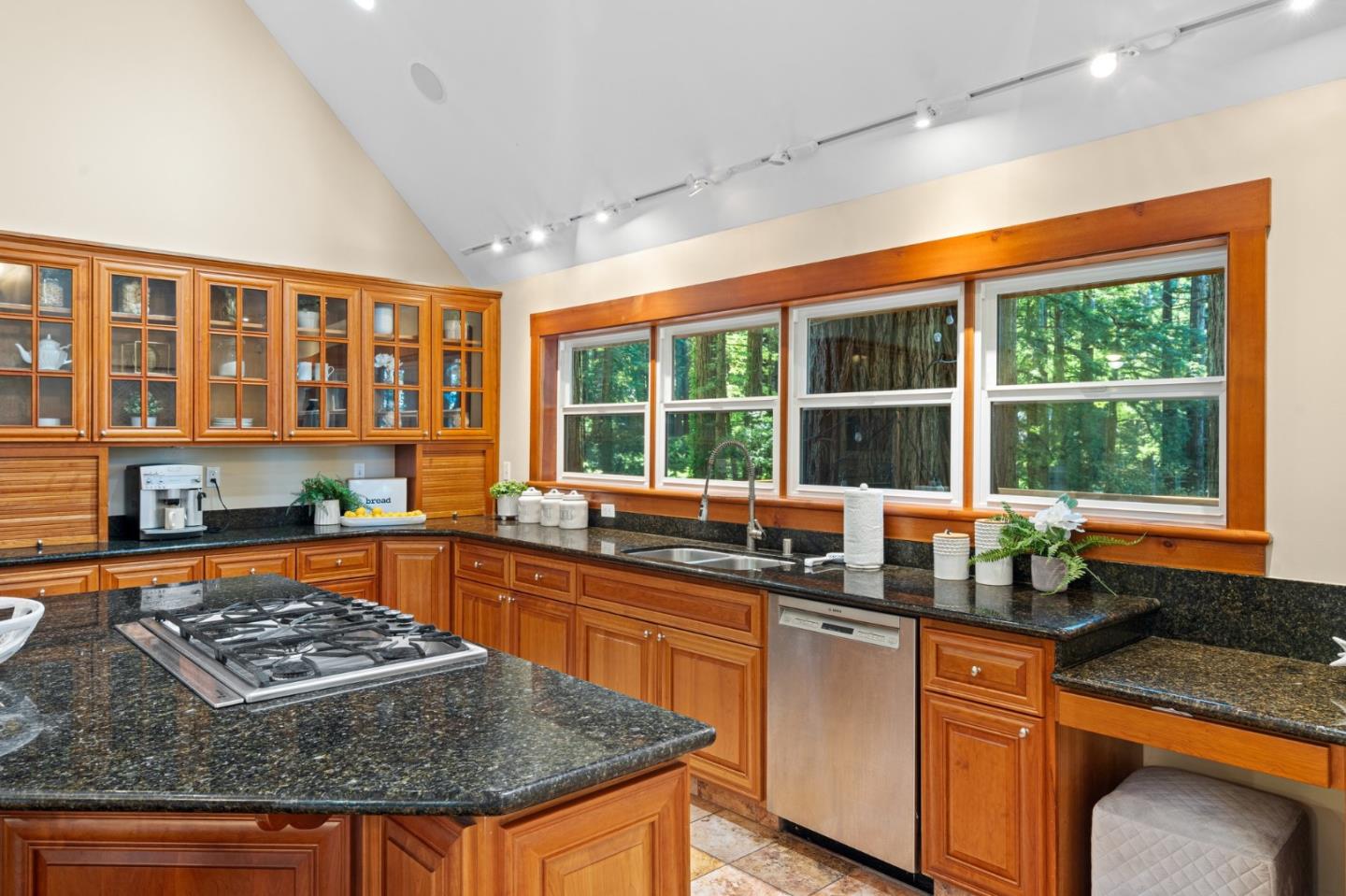 Detail Gallery Image 17 of 61 For 13370 Skyline Blvd, Woodside,  CA 94062 - 3 Beds | 4 Baths