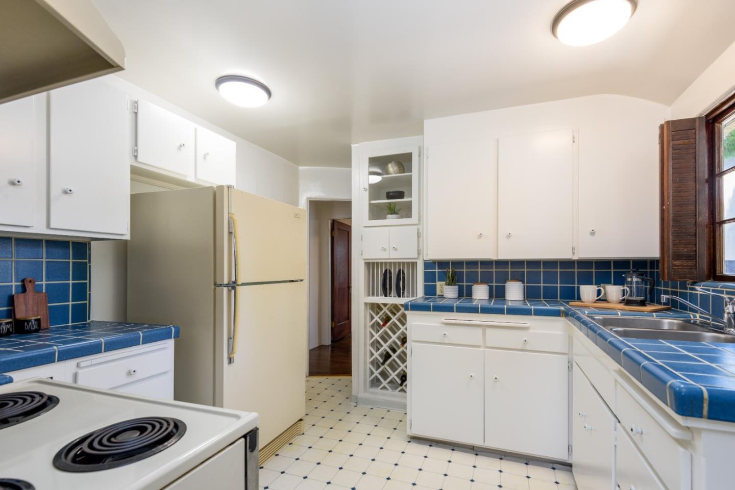 Detail Gallery Image 5 of 15 For 1925 Euclid Ave, Menlo Park,  CA 94025 - 2 Beds | 1 Baths