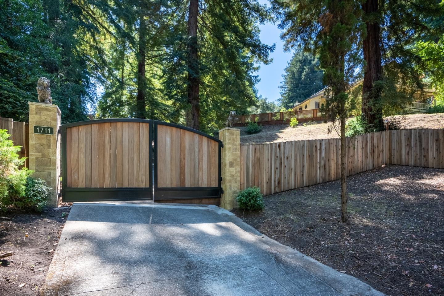 Detail Gallery Image 5 of 58 For 1711 Vine Hill Rd, Santa Cruz,  CA 95065 - 4 Beds | 3/1 Baths