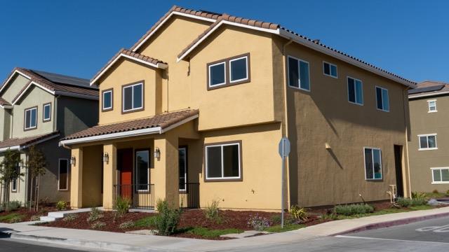 Detail Gallery Image 2 of 20 For 1590 Bundeson Cir #3,  Hollister,  CA 95023 - 4 Beds | 2/1 Baths