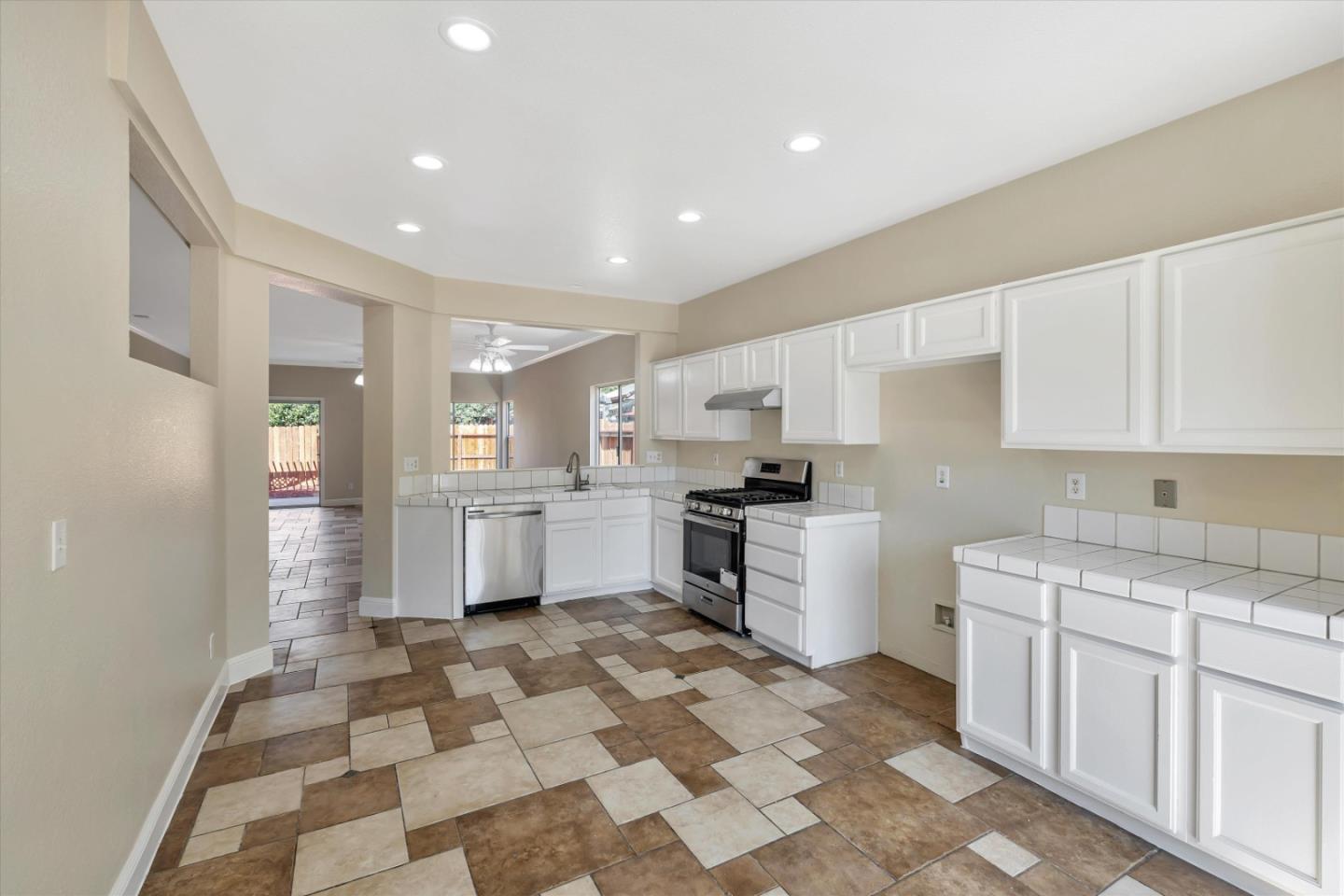 Detail Gallery Image 19 of 55 For 4781 Woodhollow Ave, Stockton,  CA 95206 - 4 Beds | 2 Baths